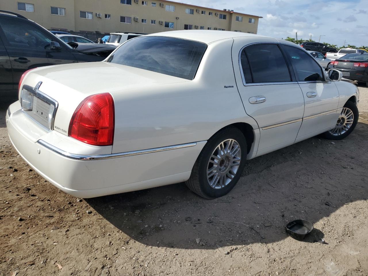 Photo 2 VIN: 1LNHM81W55Y606603 - LINCOLN TOWN CAR 