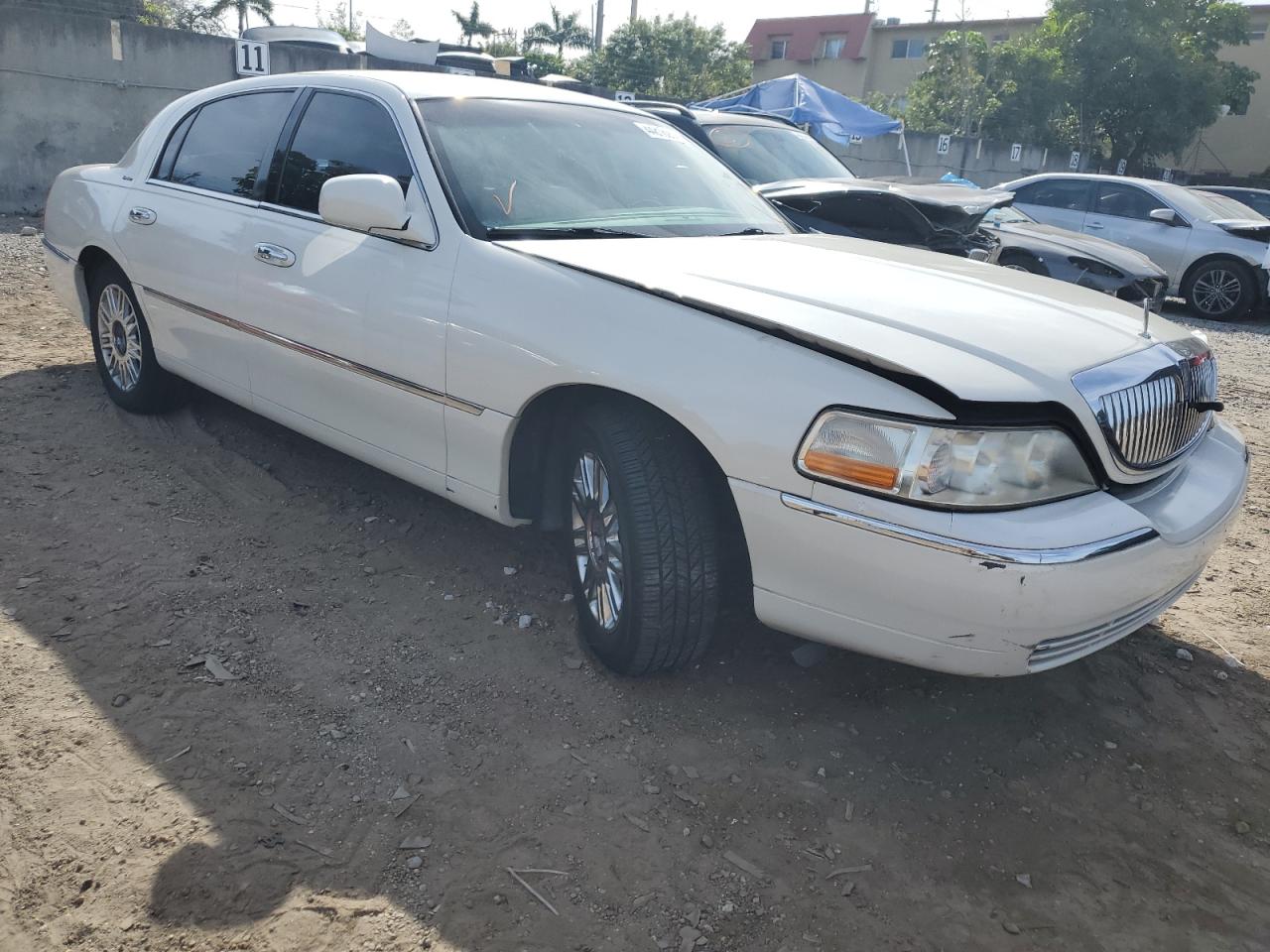 Photo 3 VIN: 1LNHM81W55Y606603 - LINCOLN TOWN CAR 