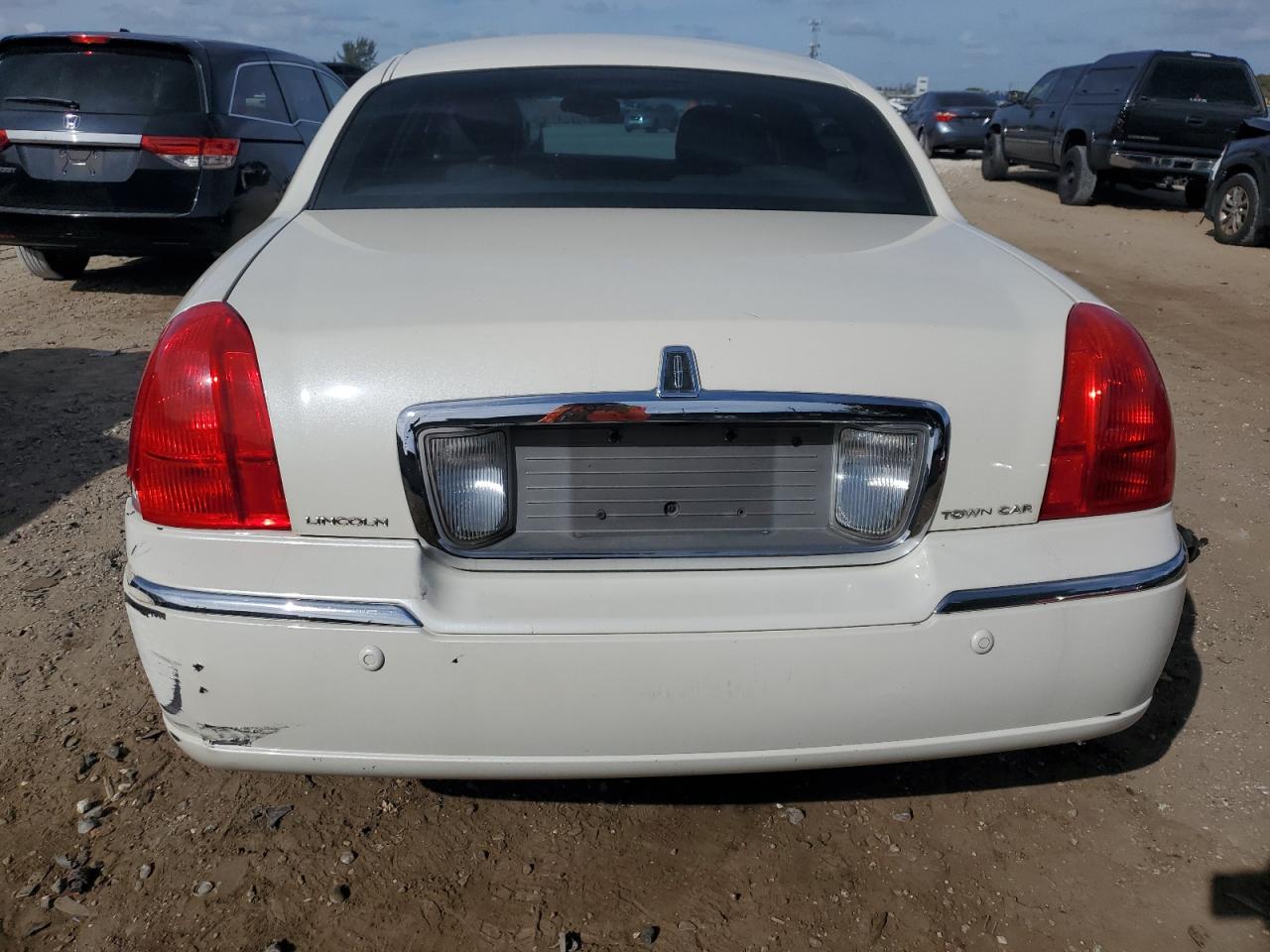 Photo 5 VIN: 1LNHM81W55Y606603 - LINCOLN TOWN CAR 