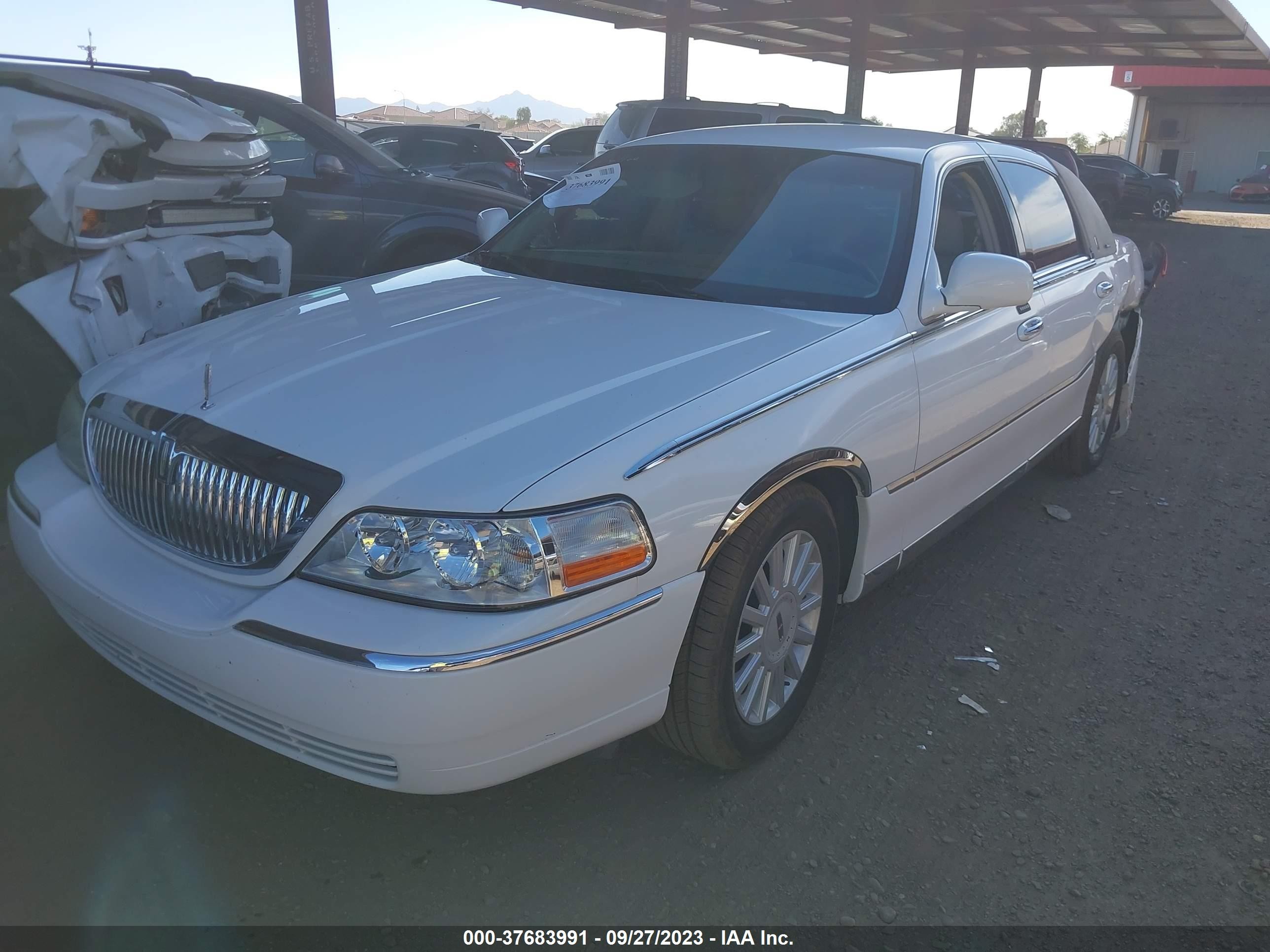 Photo 1 VIN: 1LNHM81W55Y609453 - LINCOLN TOWN CAR 