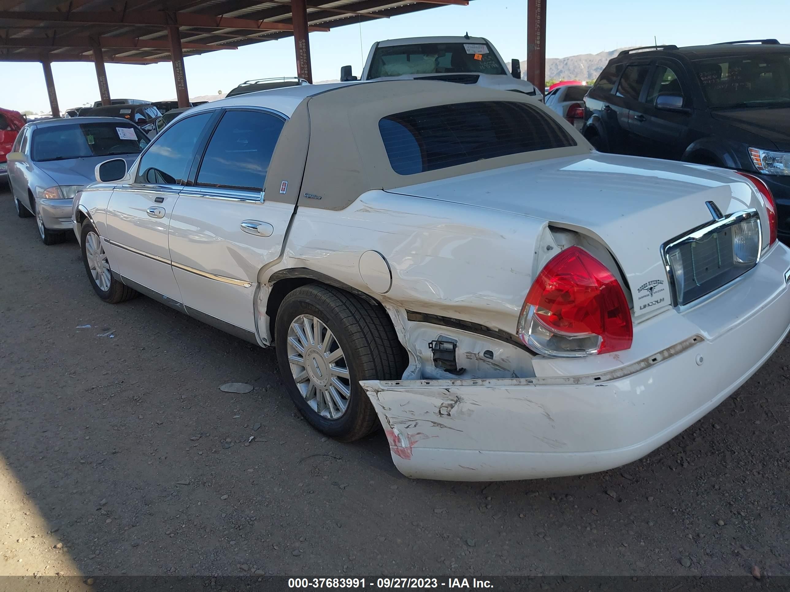 Photo 2 VIN: 1LNHM81W55Y609453 - LINCOLN TOWN CAR 