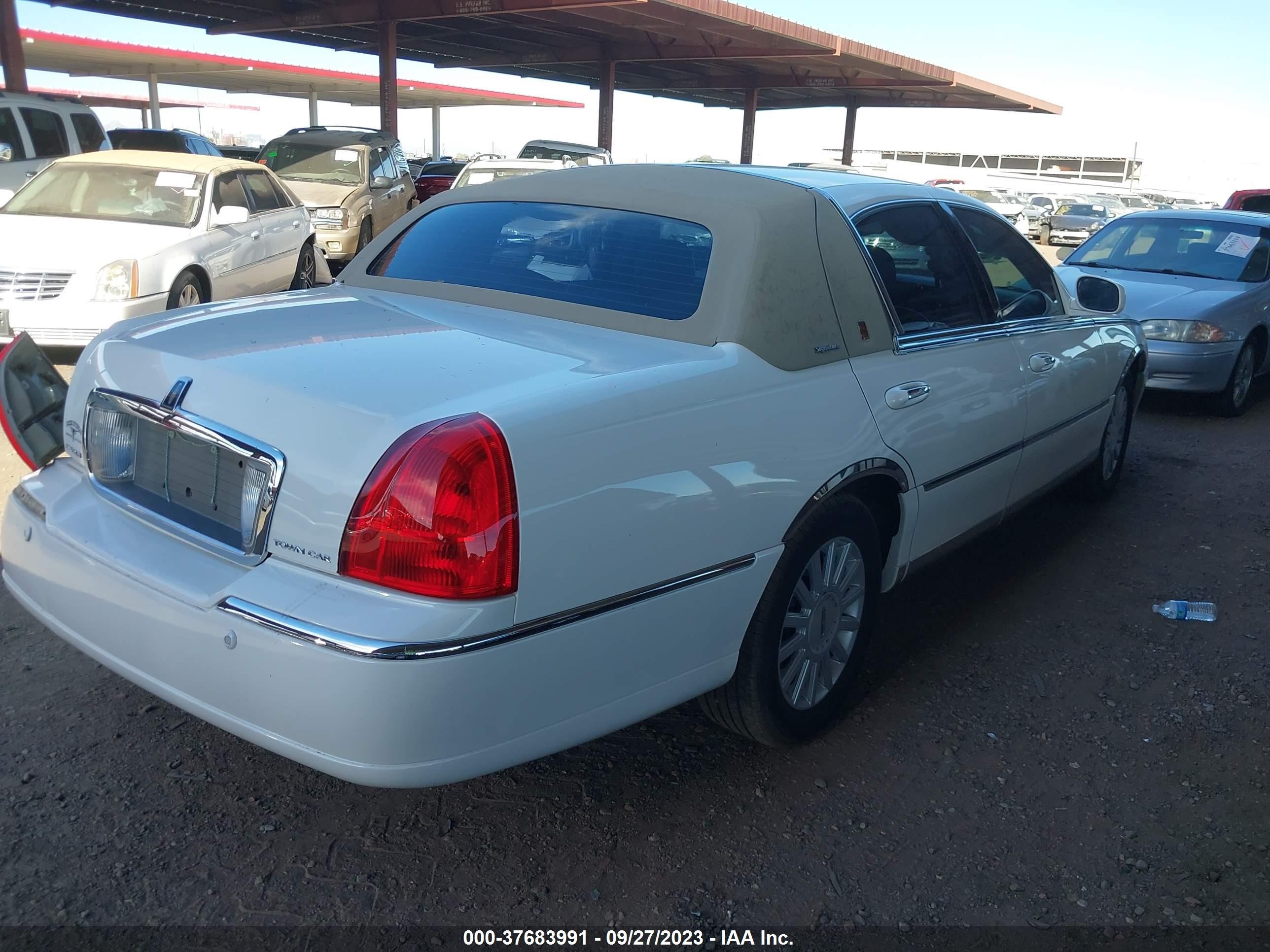 Photo 3 VIN: 1LNHM81W55Y609453 - LINCOLN TOWN CAR 