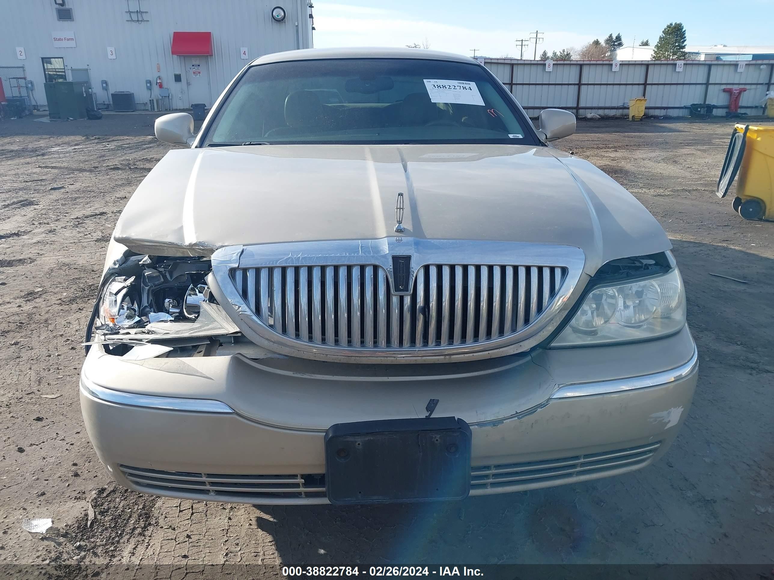 Photo 12 VIN: 1LNHM81W55Y618315 - LINCOLN TOWN CAR 