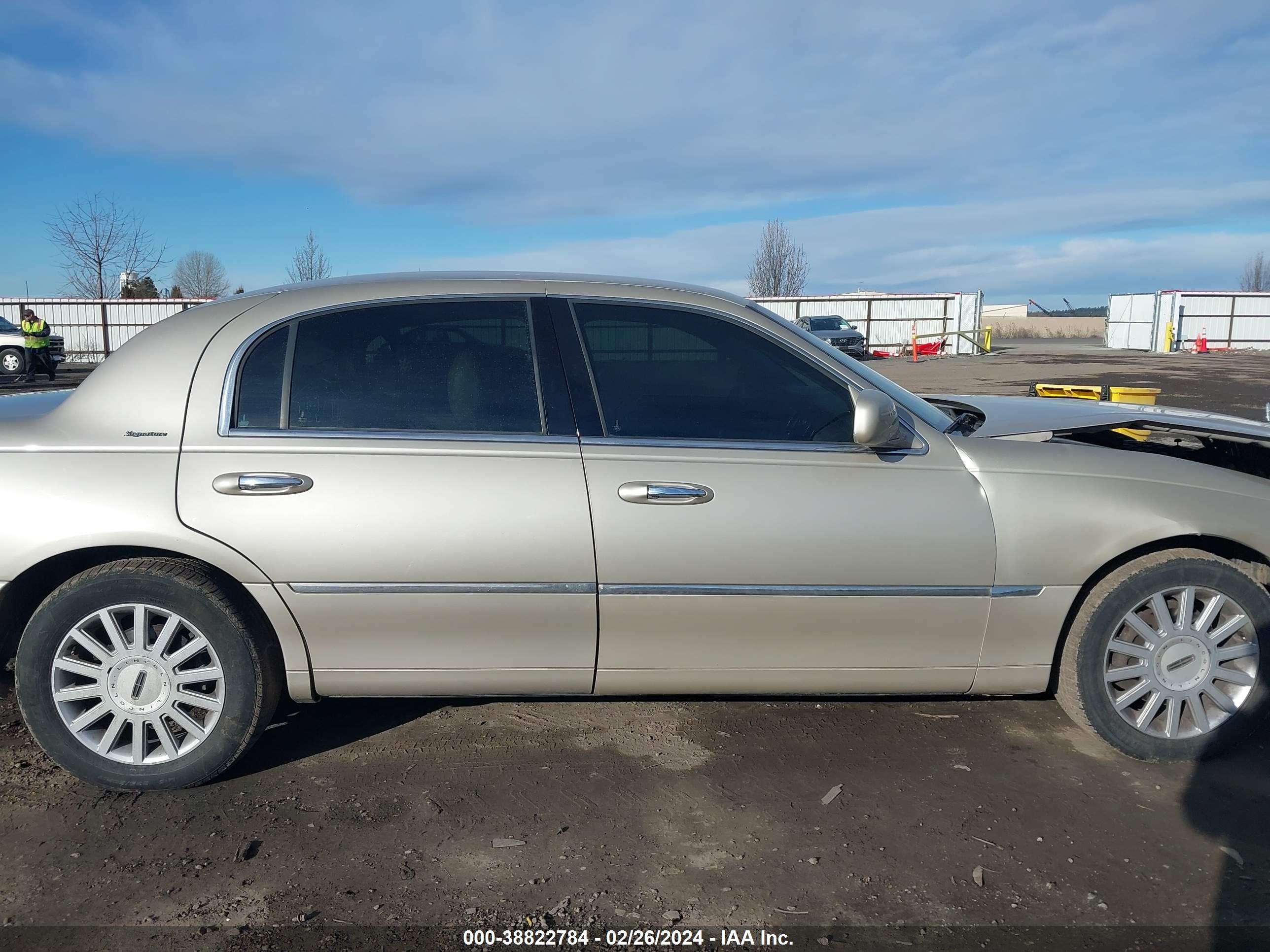 Photo 13 VIN: 1LNHM81W55Y618315 - LINCOLN TOWN CAR 