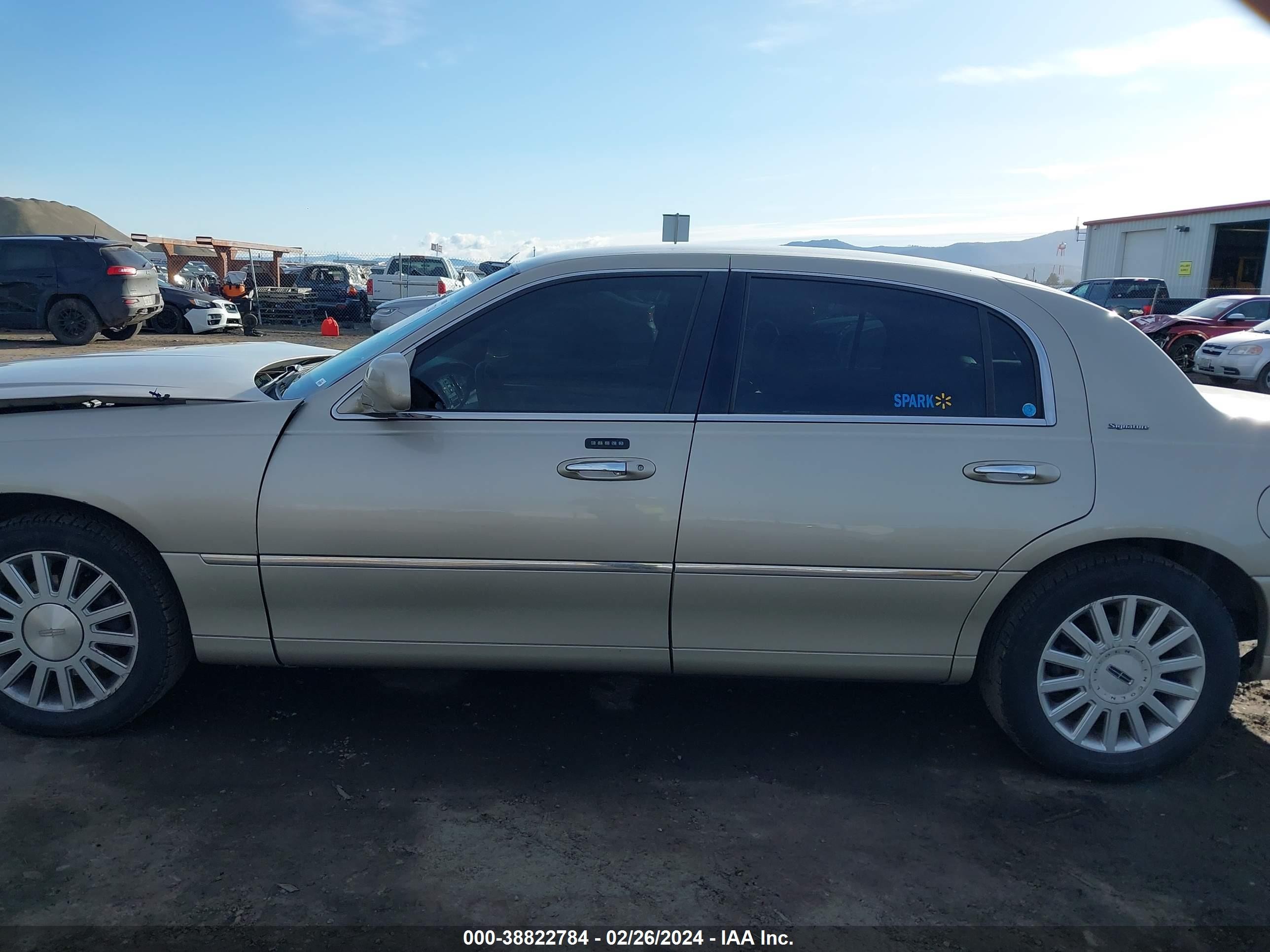 Photo 14 VIN: 1LNHM81W55Y618315 - LINCOLN TOWN CAR 