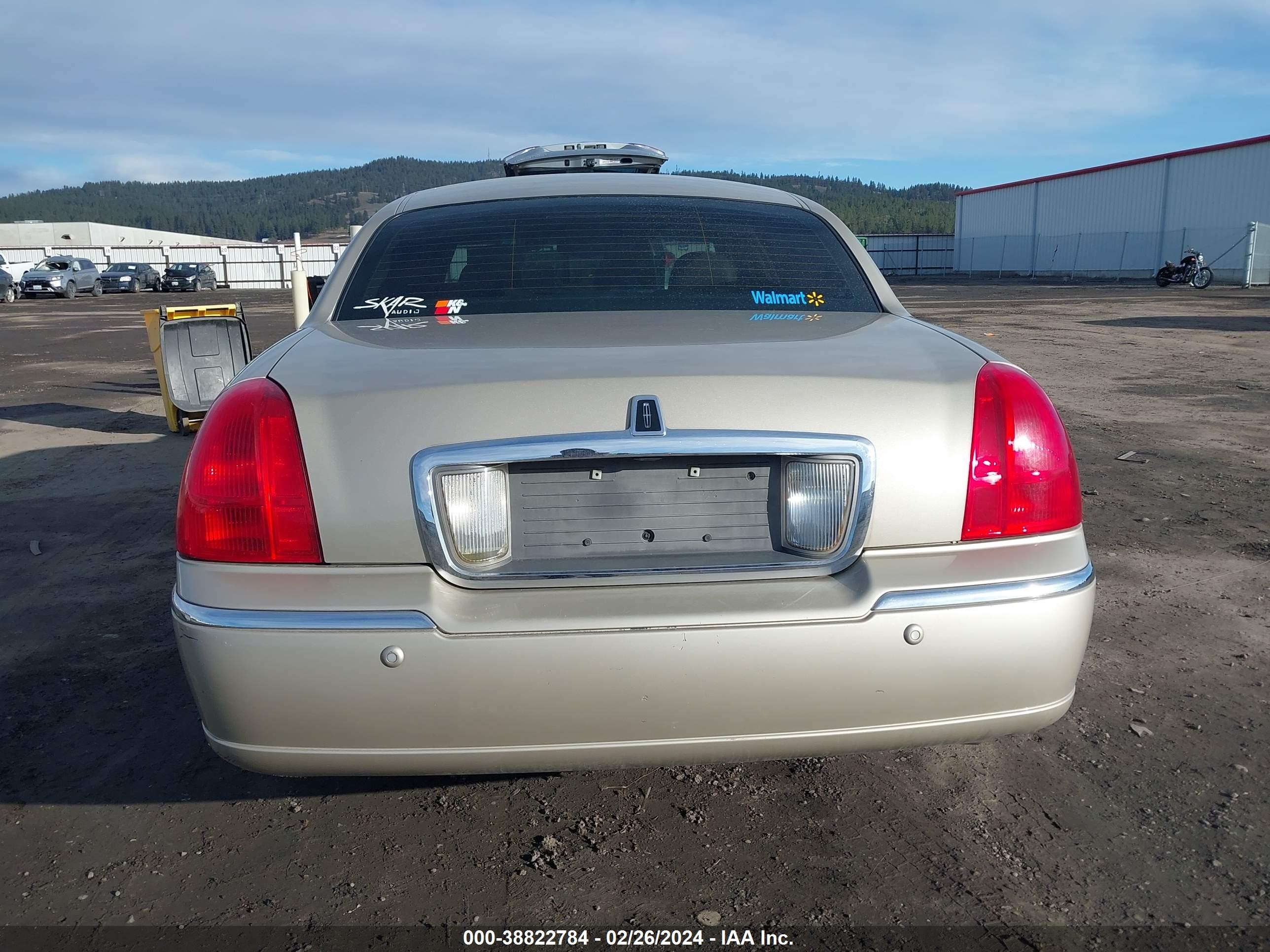 Photo 16 VIN: 1LNHM81W55Y618315 - LINCOLN TOWN CAR 