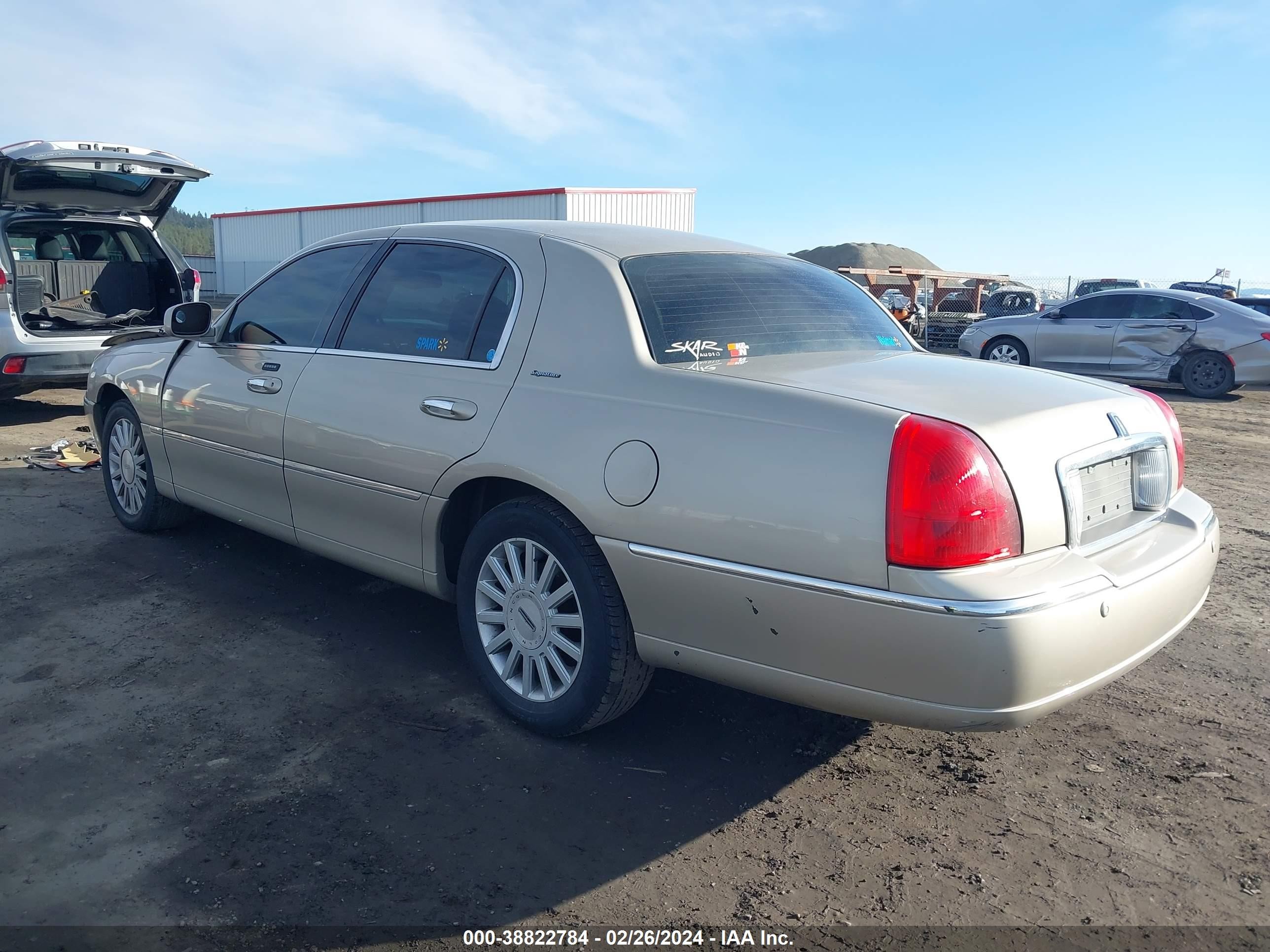 Photo 2 VIN: 1LNHM81W55Y618315 - LINCOLN TOWN CAR 