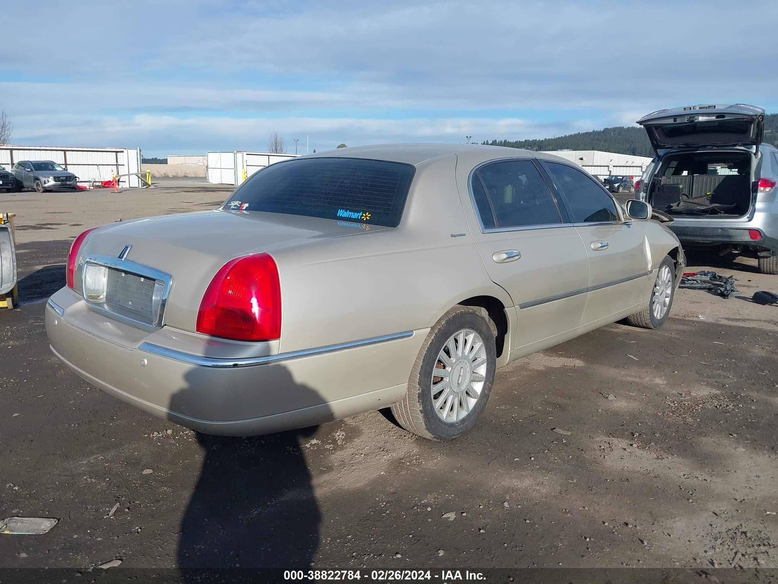 Photo 3 VIN: 1LNHM81W55Y618315 - LINCOLN TOWN CAR 