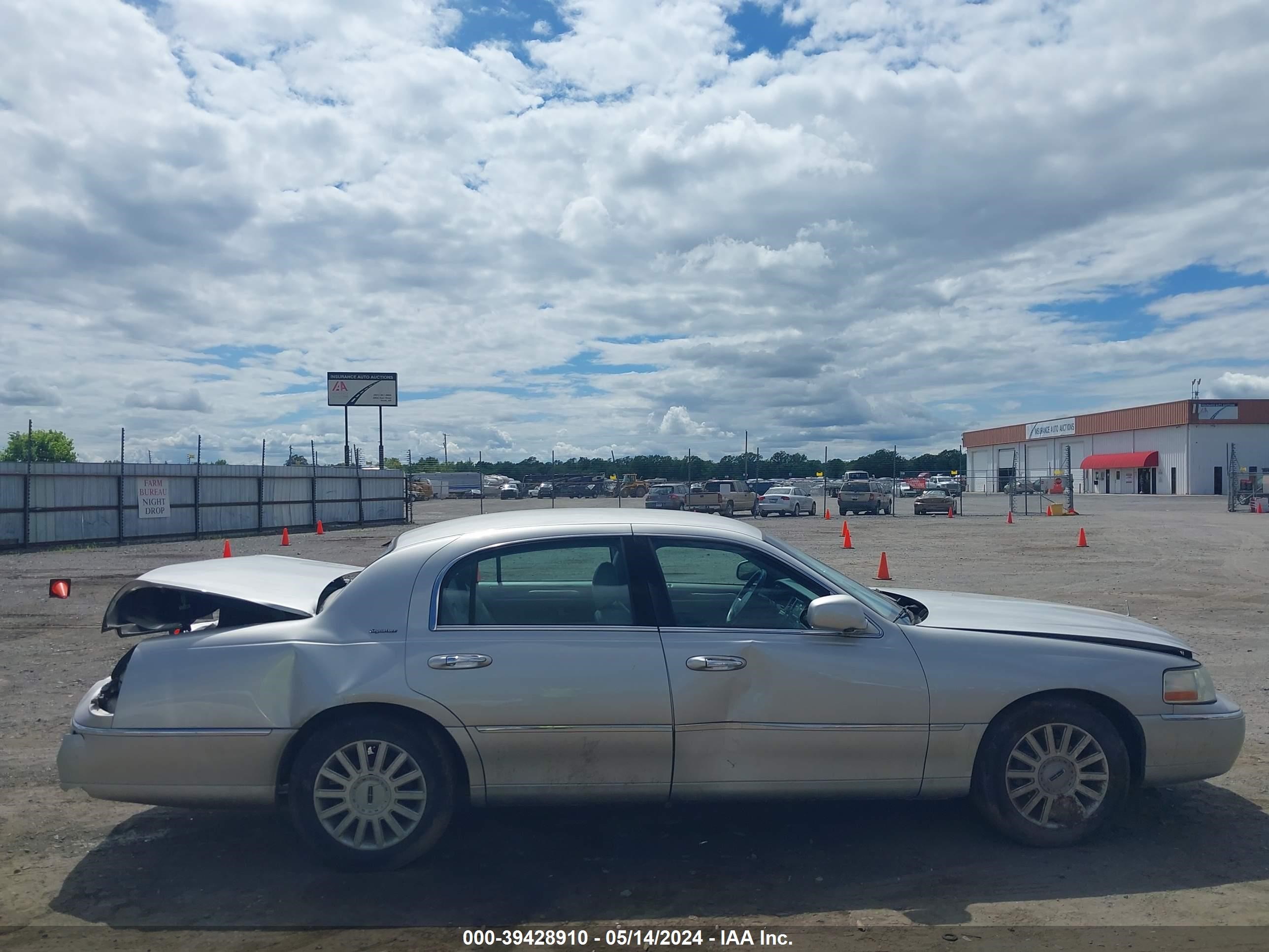 Photo 12 VIN: 1LNHM81W55Y626544 - LINCOLN TOWN CAR 