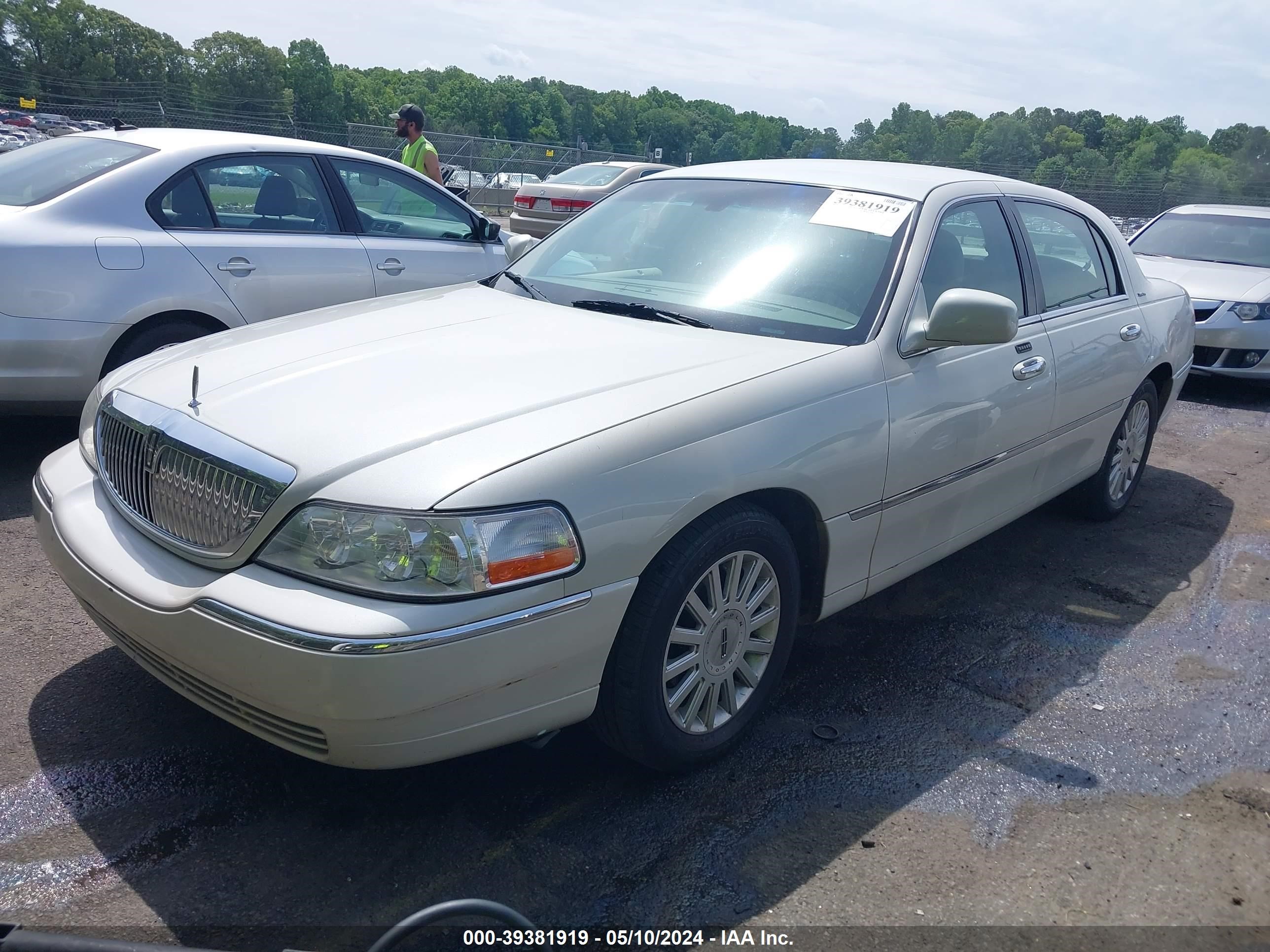 Photo 1 VIN: 1LNHM81W55Y645644 - LINCOLN TOWN CAR 