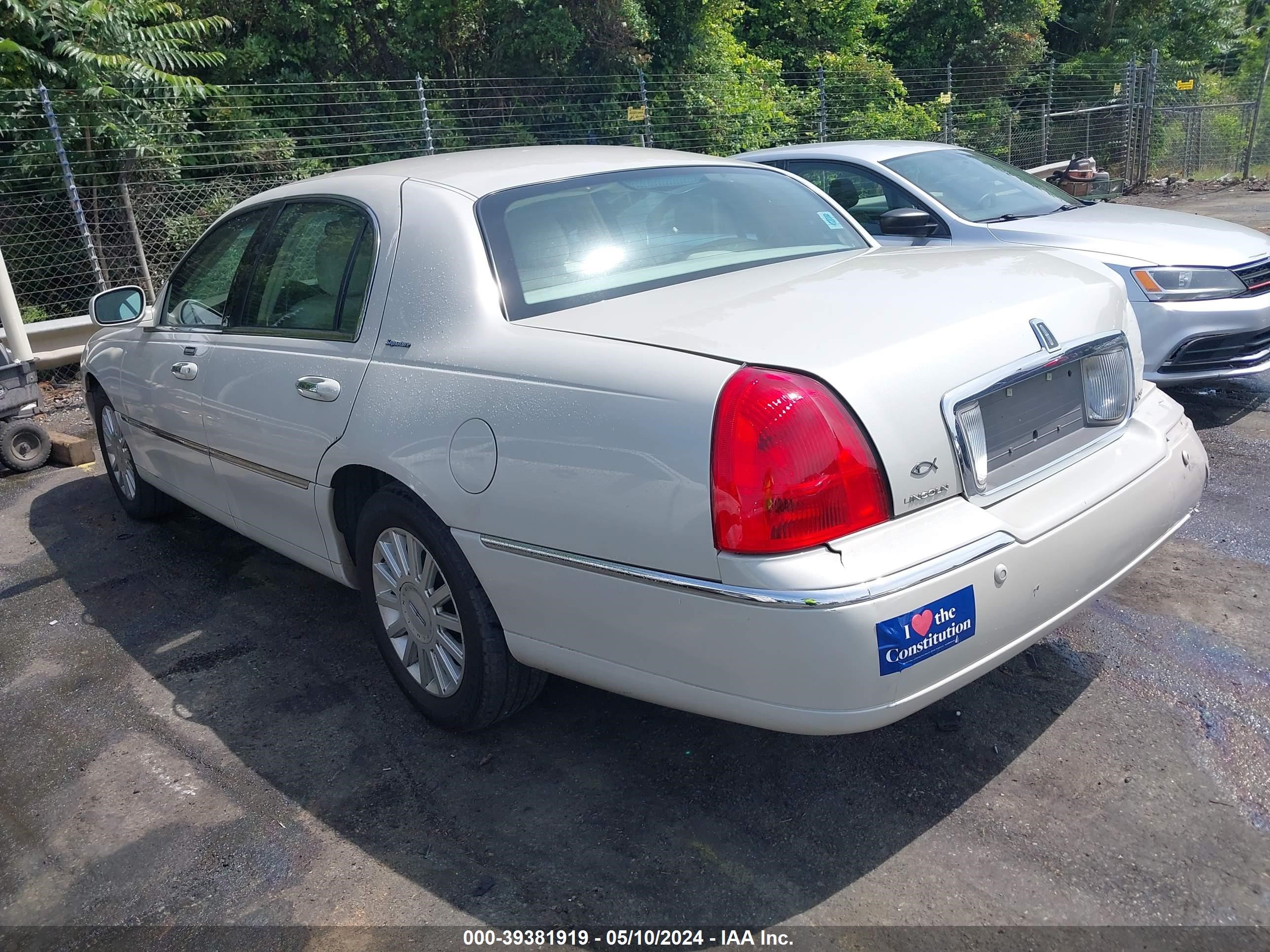 Photo 2 VIN: 1LNHM81W55Y645644 - LINCOLN TOWN CAR 