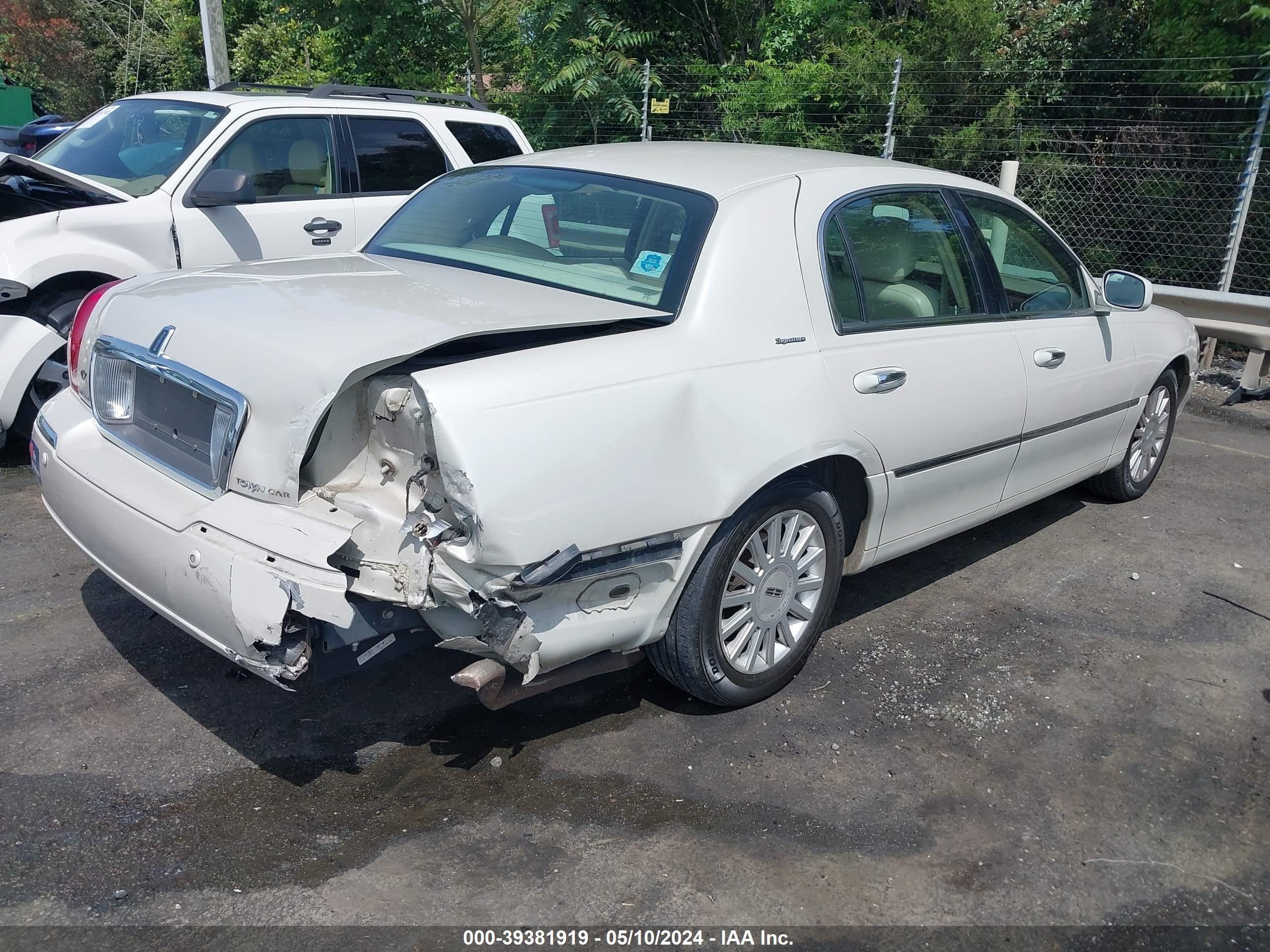 Photo 3 VIN: 1LNHM81W55Y645644 - LINCOLN TOWN CAR 