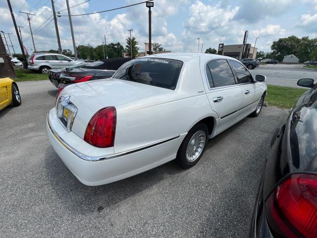 Photo 3 VIN: 1LNHM81W5XY679473 - LINCOLN TOWN CAR E 