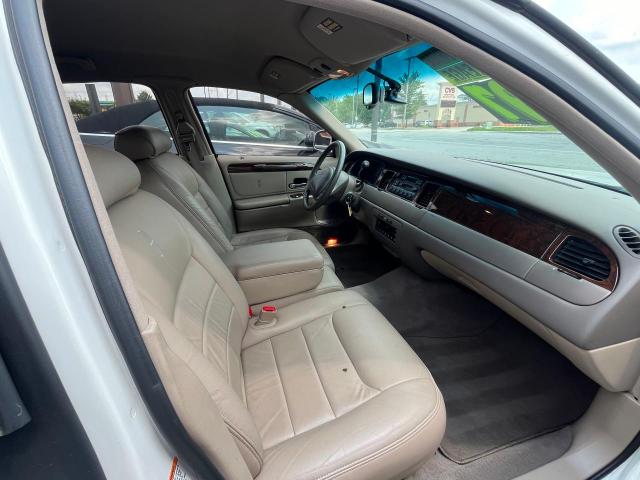 Photo 4 VIN: 1LNHM81W5XY679473 - LINCOLN TOWN CAR E 