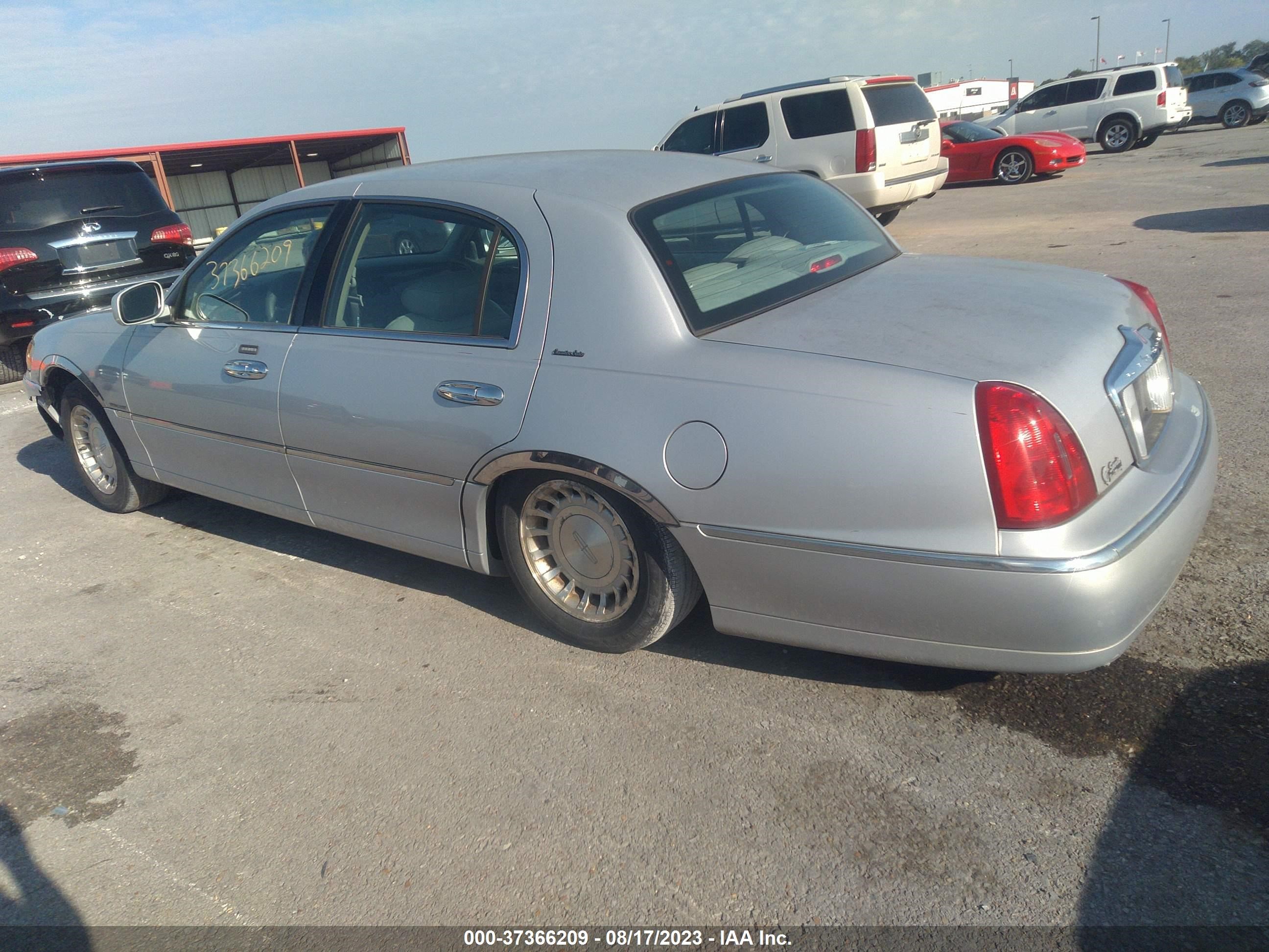 Photo 2 VIN: 1LNHM81W5YY915847 - LINCOLN TOWN CAR 