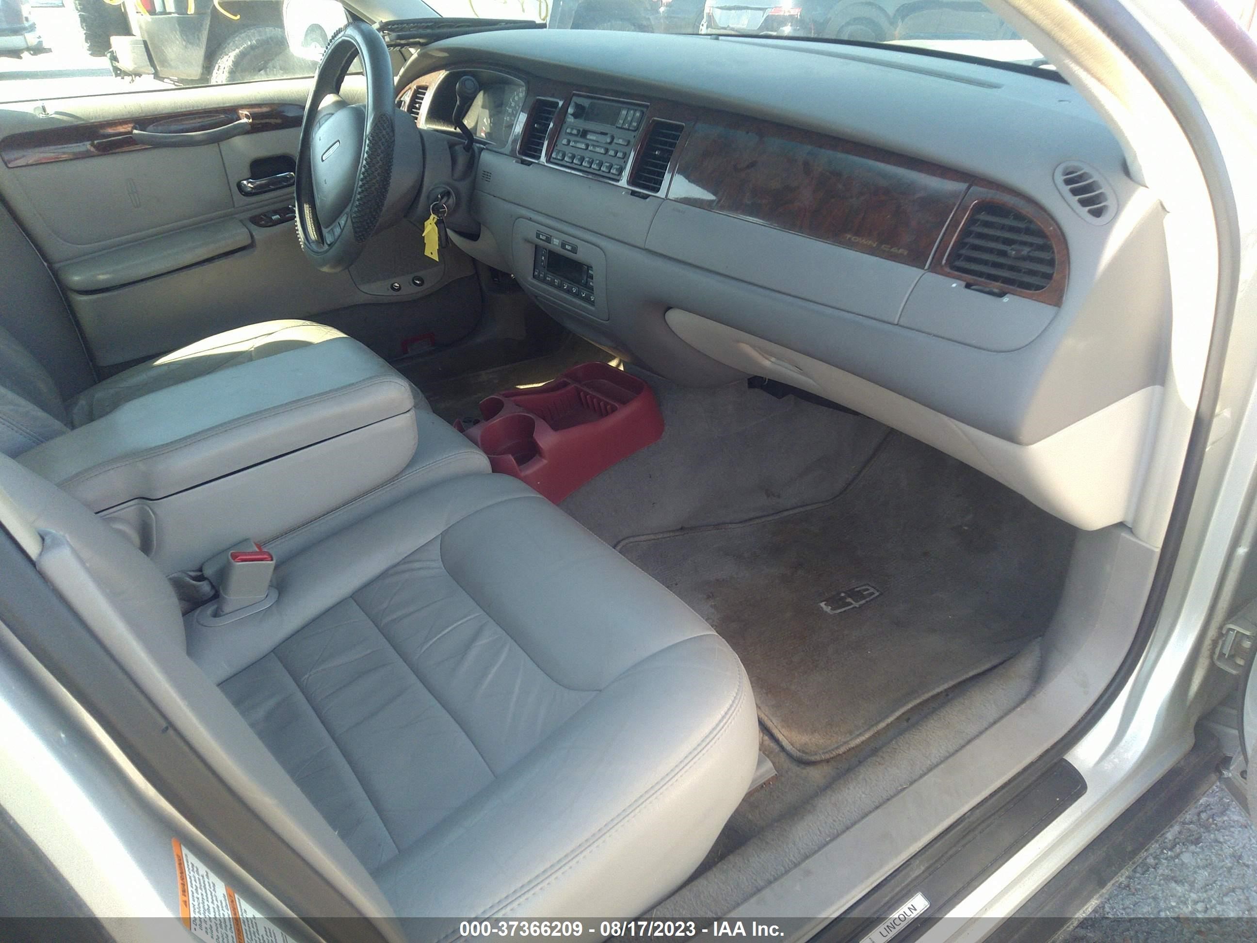 Photo 4 VIN: 1LNHM81W5YY915847 - LINCOLN TOWN CAR 