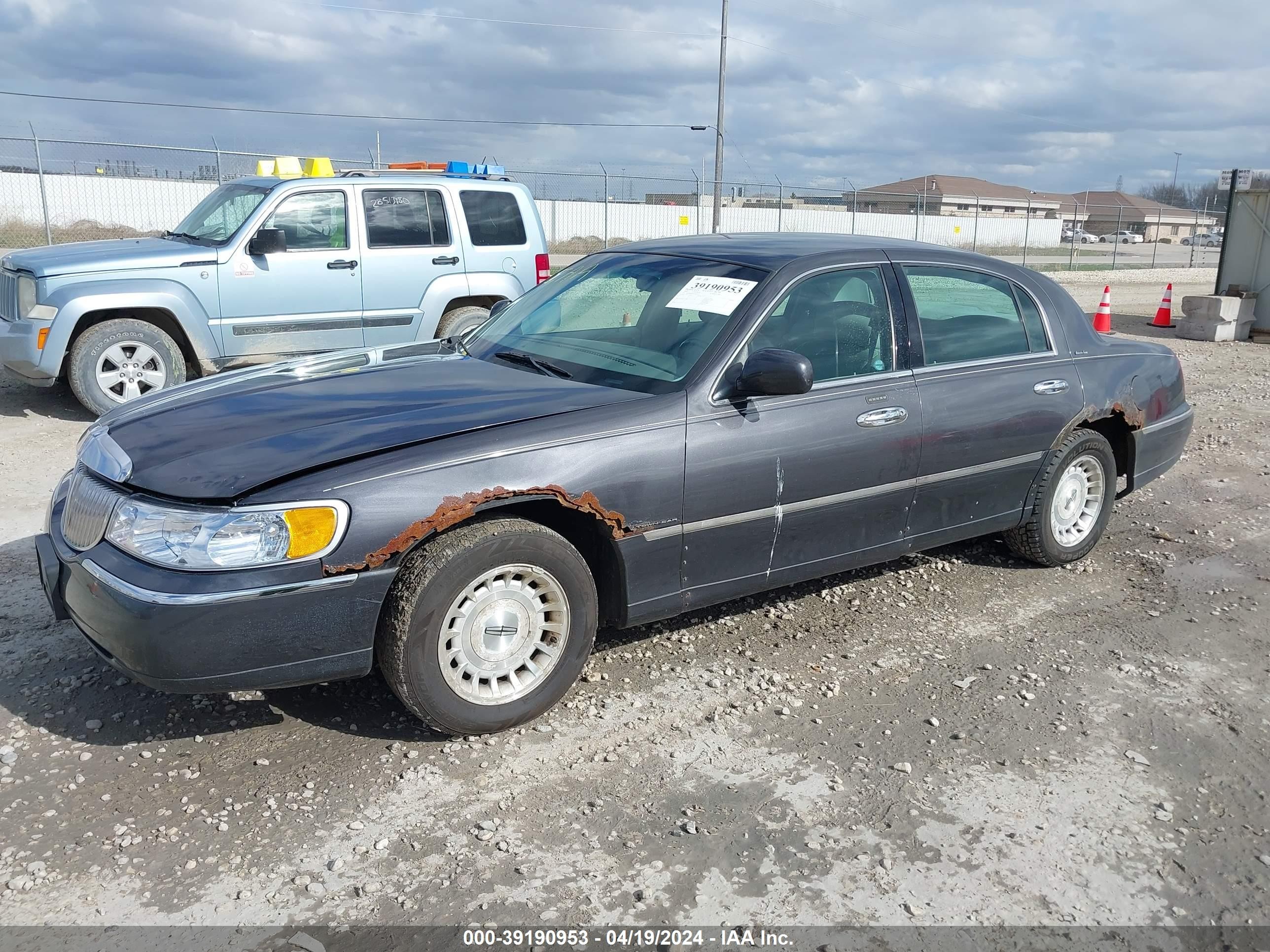 Photo 1 VIN: 1LNHM81W5YY916111 - LINCOLN TOWN CAR 