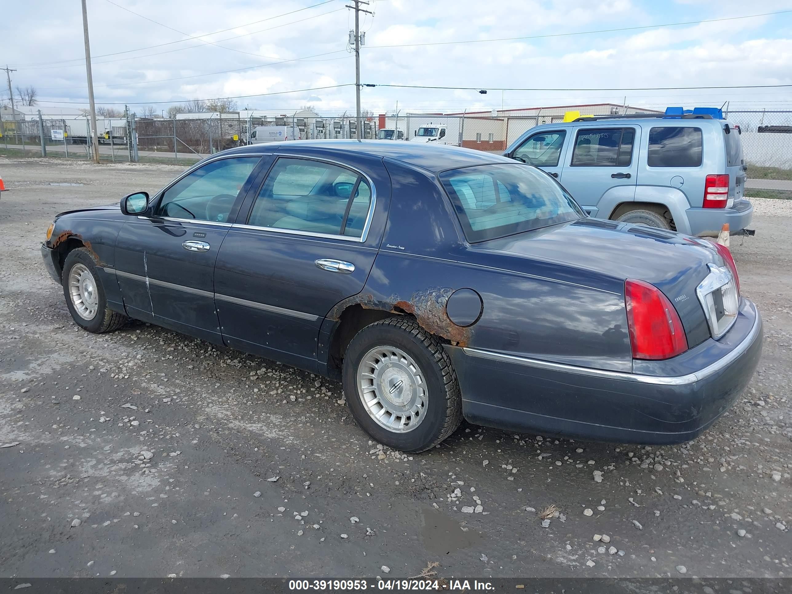 Photo 2 VIN: 1LNHM81W5YY916111 - LINCOLN TOWN CAR 