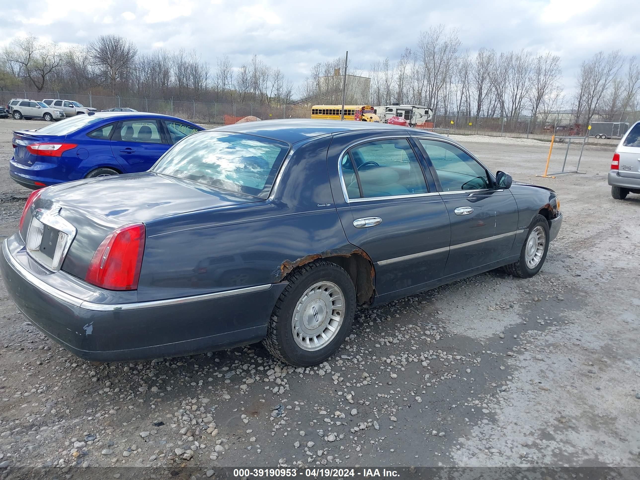 Photo 3 VIN: 1LNHM81W5YY916111 - LINCOLN TOWN CAR 