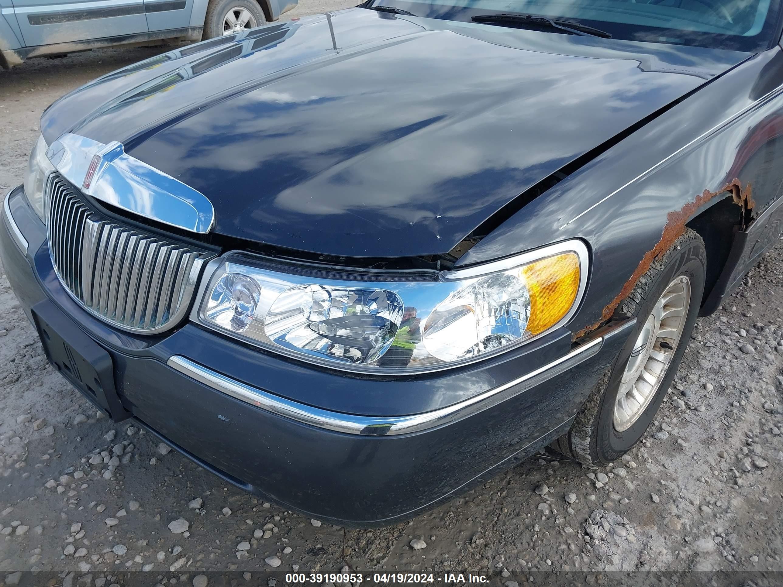 Photo 5 VIN: 1LNHM81W5YY916111 - LINCOLN TOWN CAR 