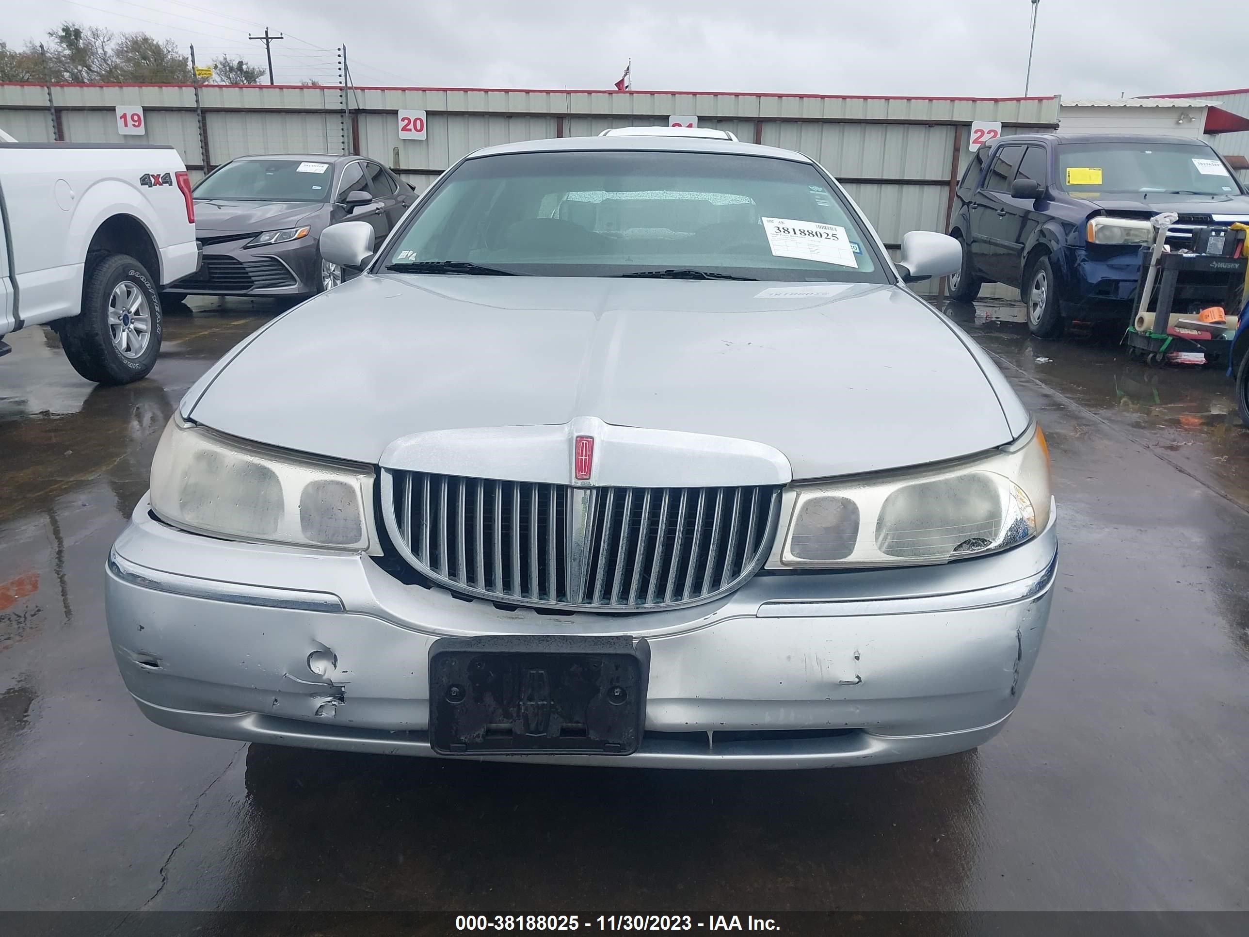 Photo 11 VIN: 1LNHM81W5YY940344 - LINCOLN TOWN CAR 