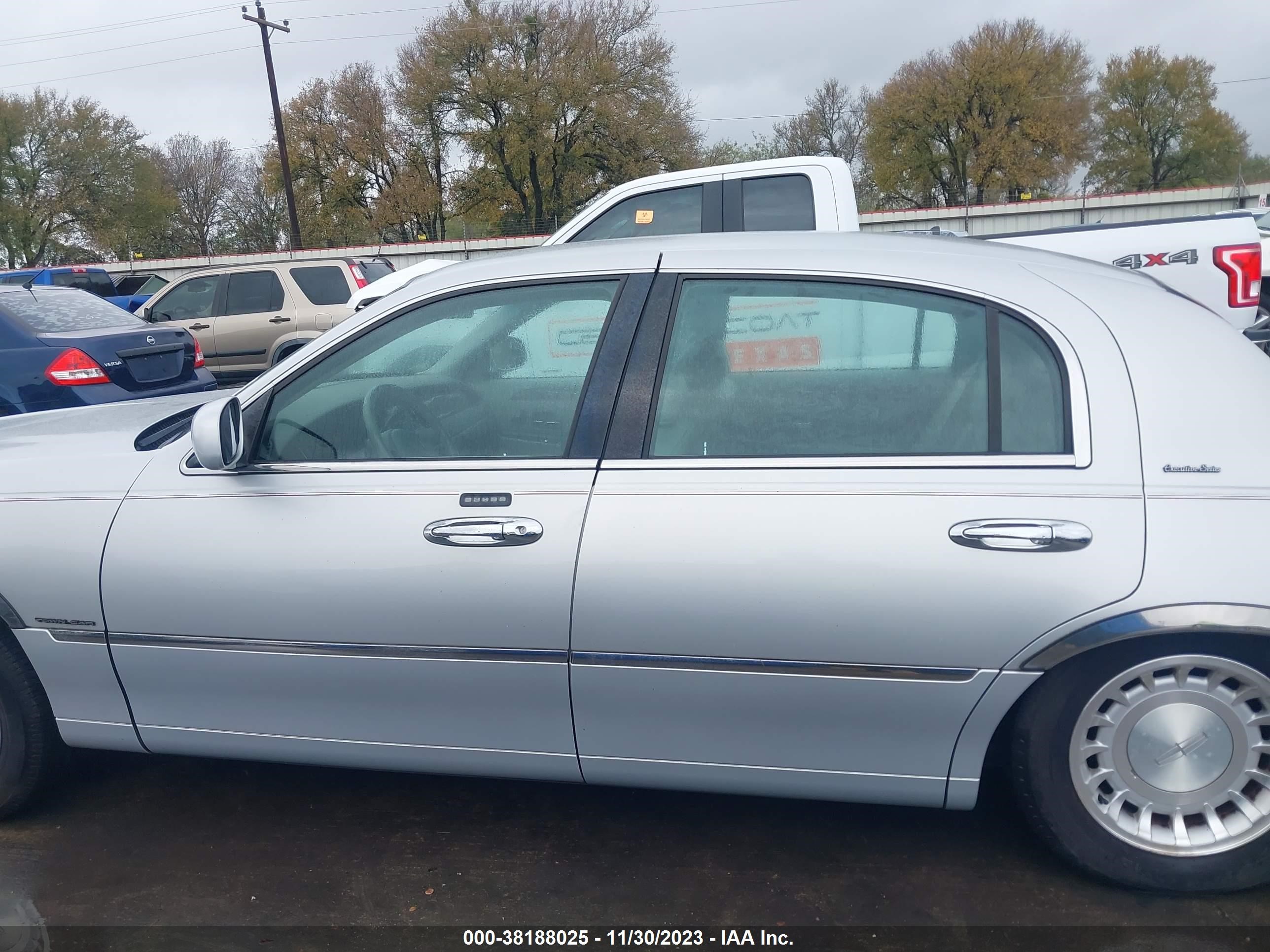 Photo 13 VIN: 1LNHM81W5YY940344 - LINCOLN TOWN CAR 