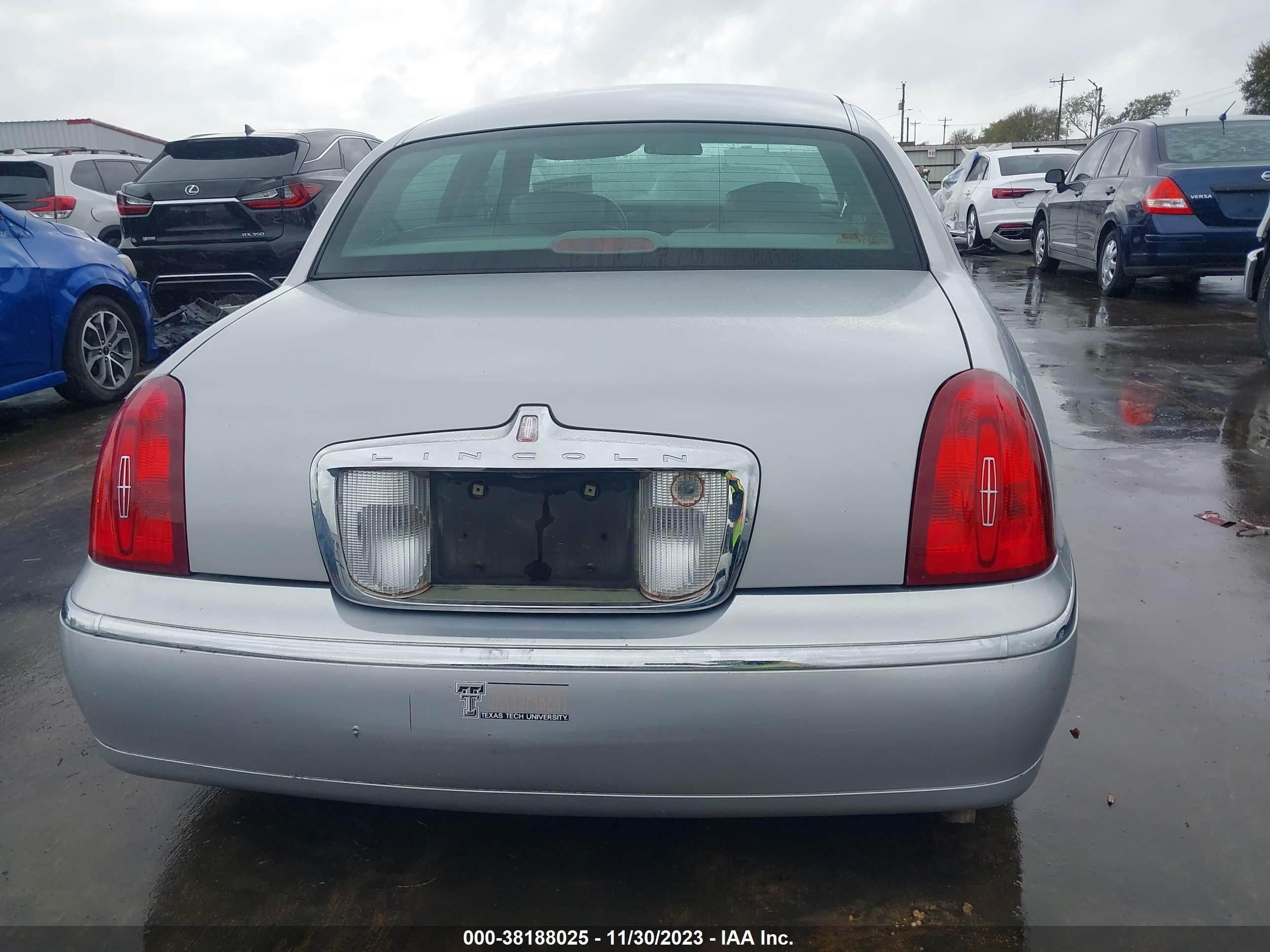 Photo 15 VIN: 1LNHM81W5YY940344 - LINCOLN TOWN CAR 