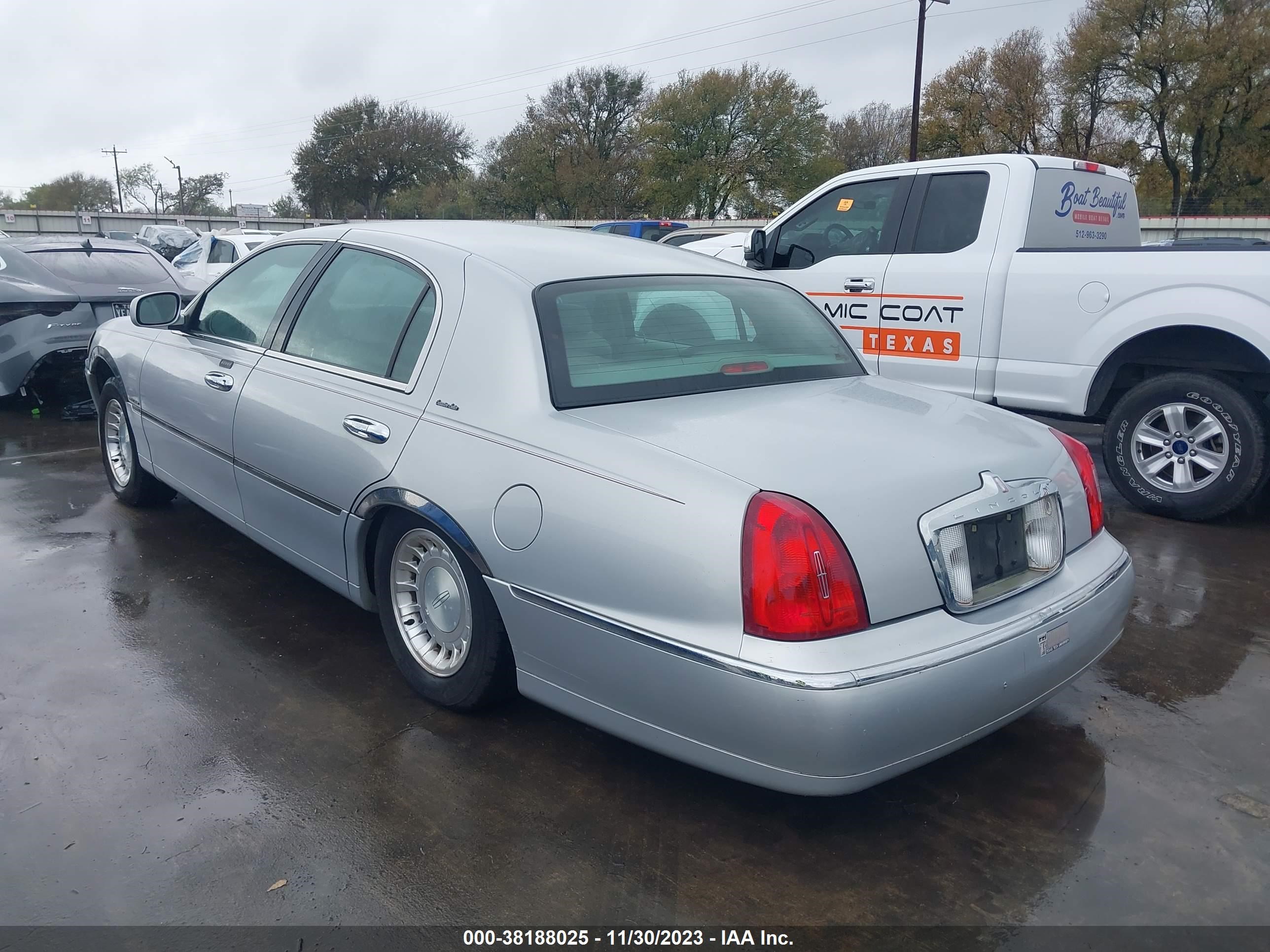 Photo 2 VIN: 1LNHM81W5YY940344 - LINCOLN TOWN CAR 