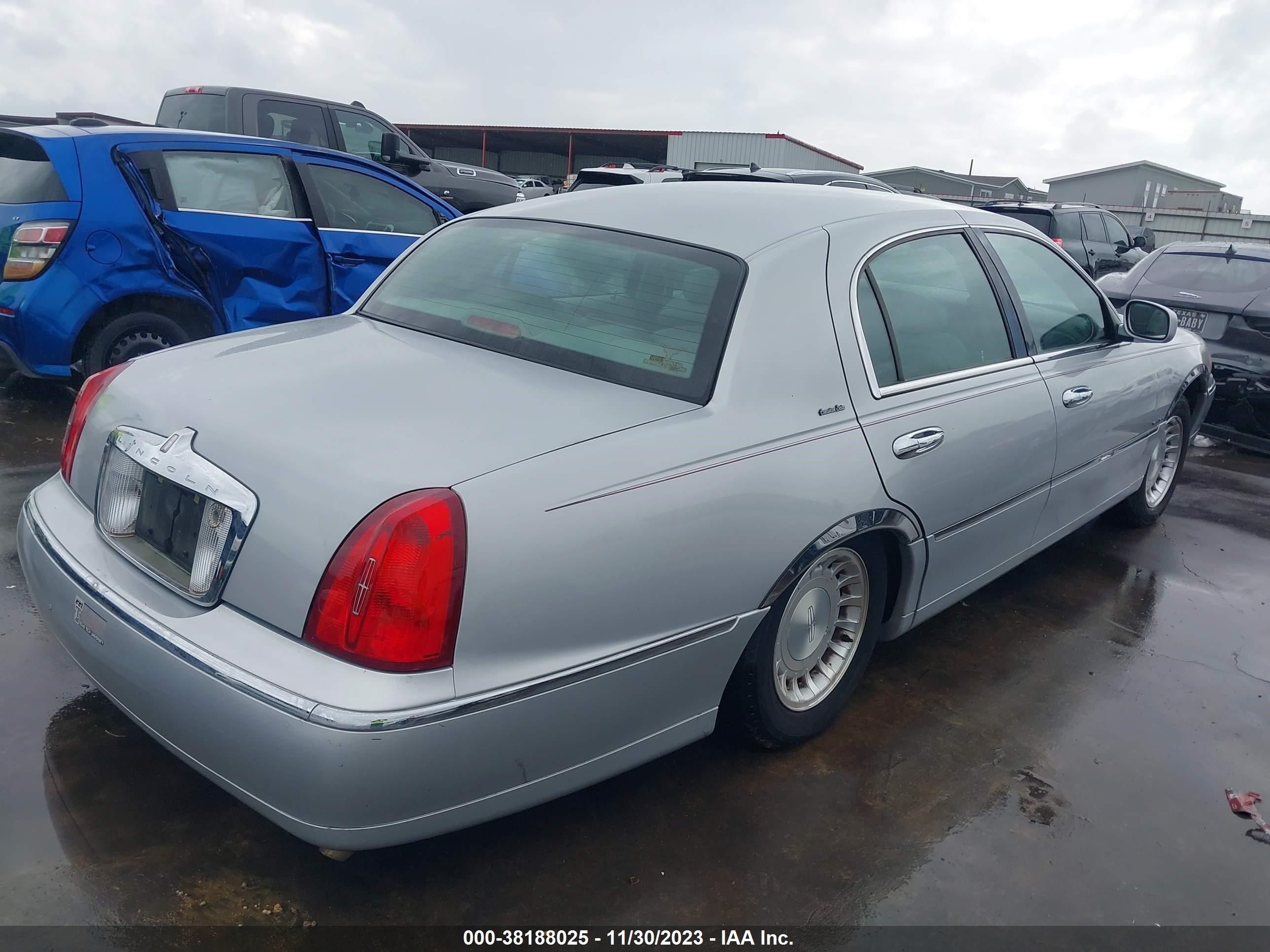 Photo 3 VIN: 1LNHM81W5YY940344 - LINCOLN TOWN CAR 