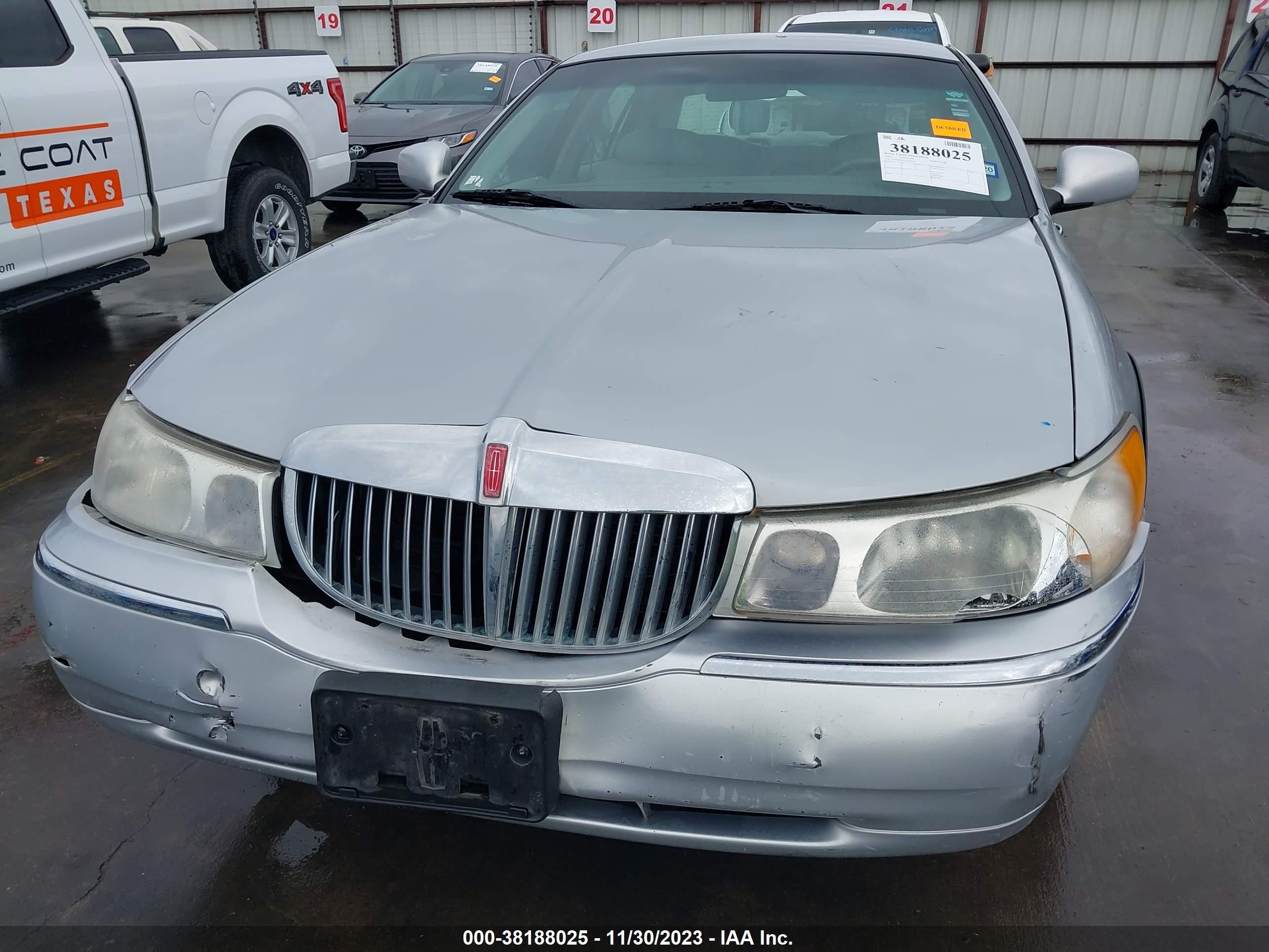 Photo 5 VIN: 1LNHM81W5YY940344 - LINCOLN TOWN CAR 