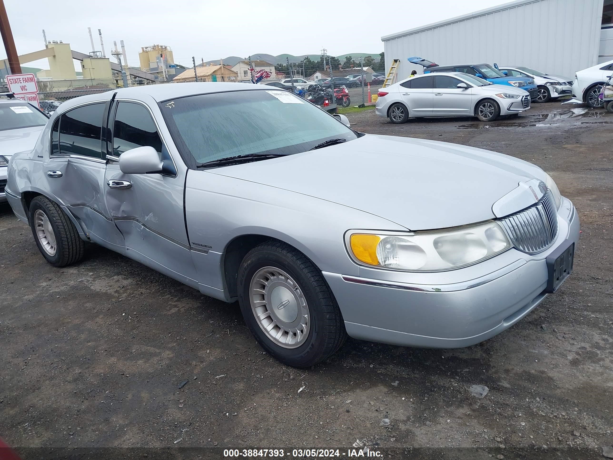 Photo 0 VIN: 1LNHM81W61Y653892 - LINCOLN TOWN CAR 