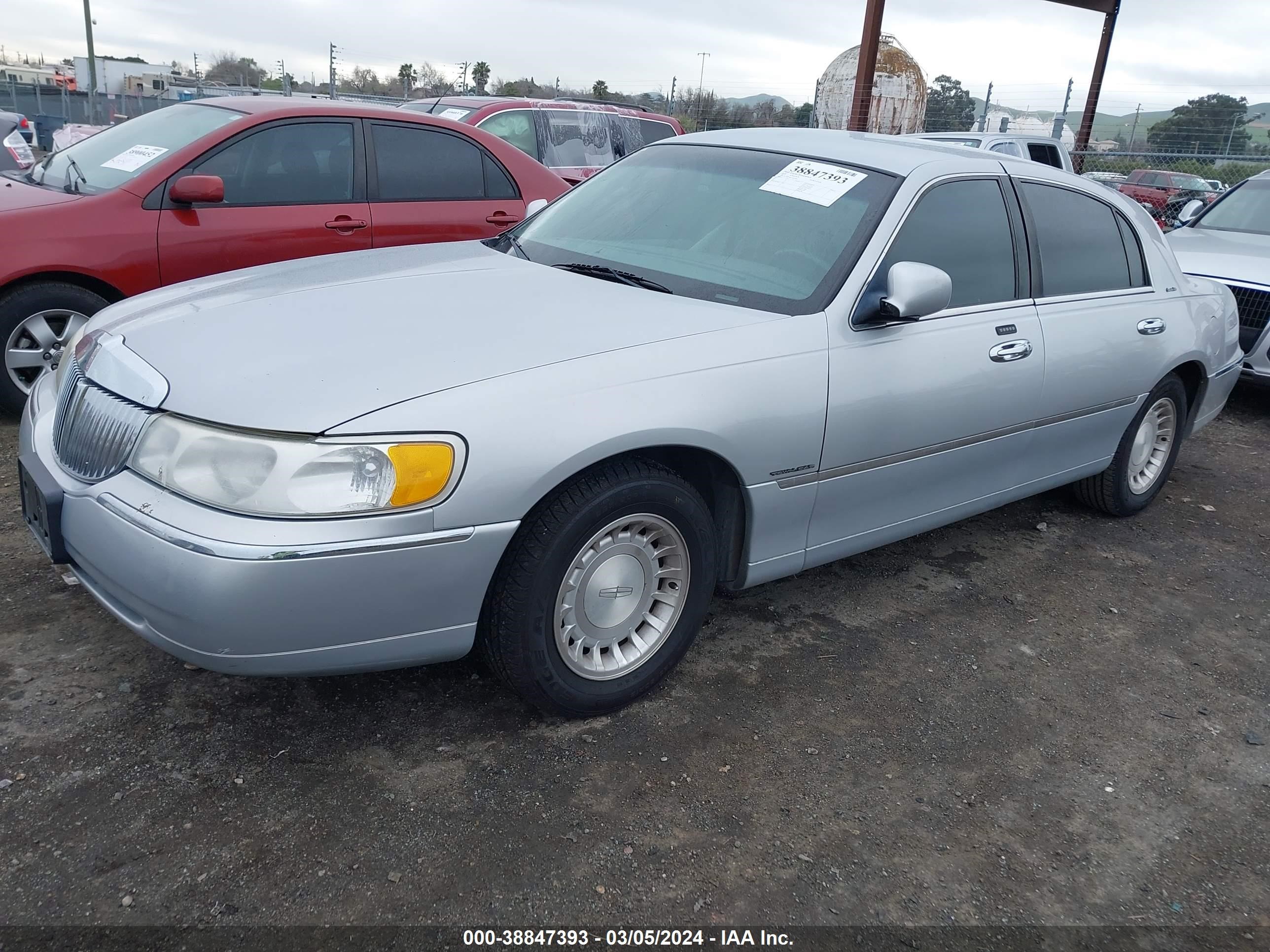 Photo 1 VIN: 1LNHM81W61Y653892 - LINCOLN TOWN CAR 