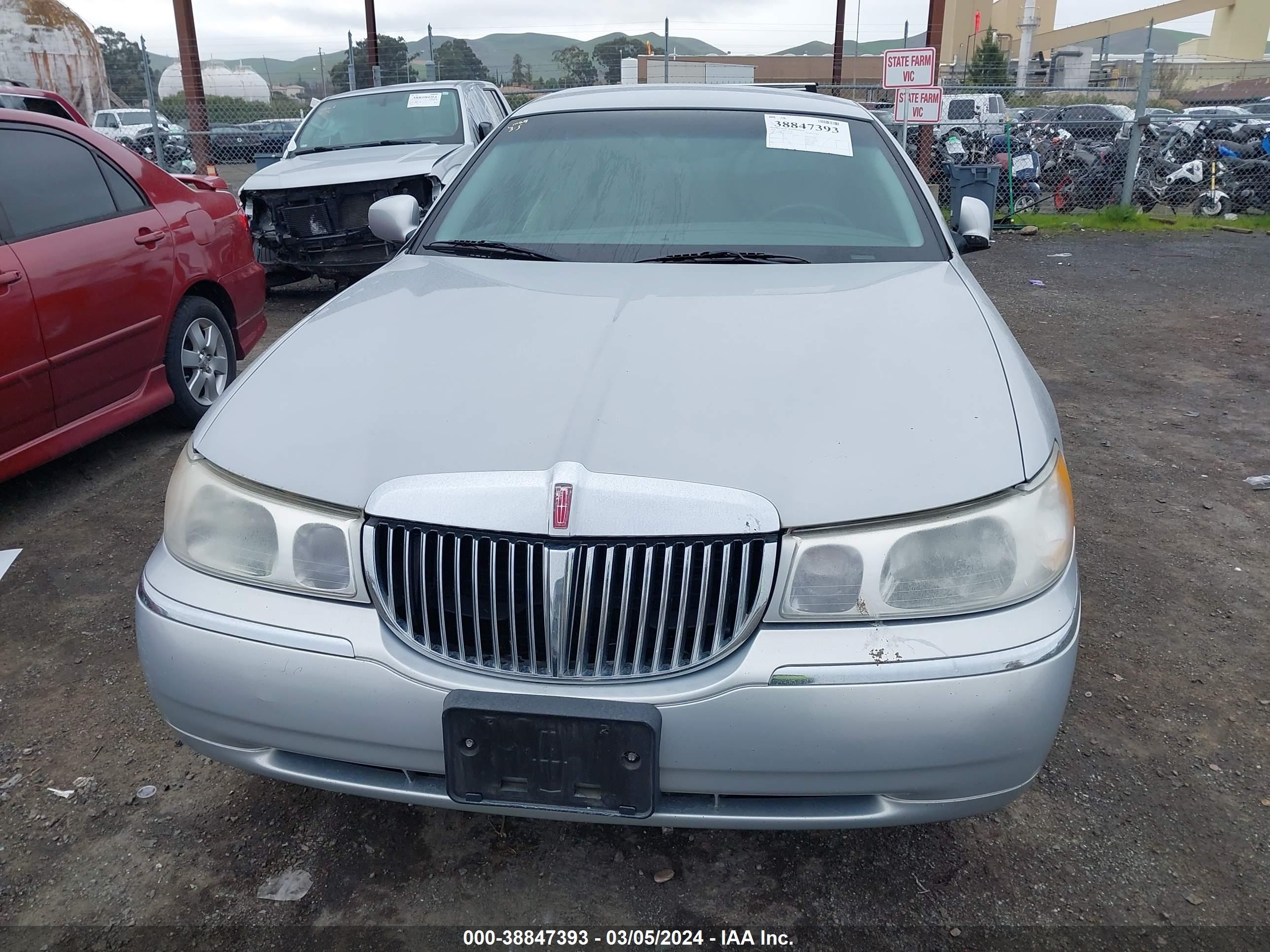 Photo 11 VIN: 1LNHM81W61Y653892 - LINCOLN TOWN CAR 