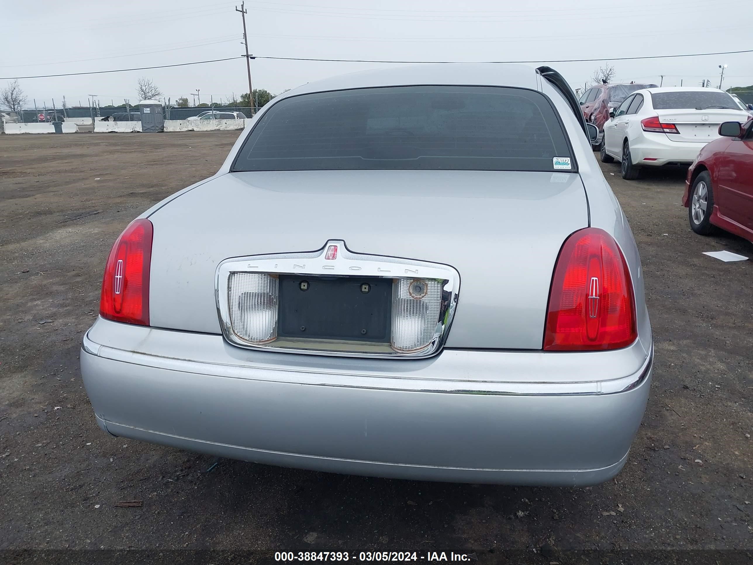 Photo 15 VIN: 1LNHM81W61Y653892 - LINCOLN TOWN CAR 