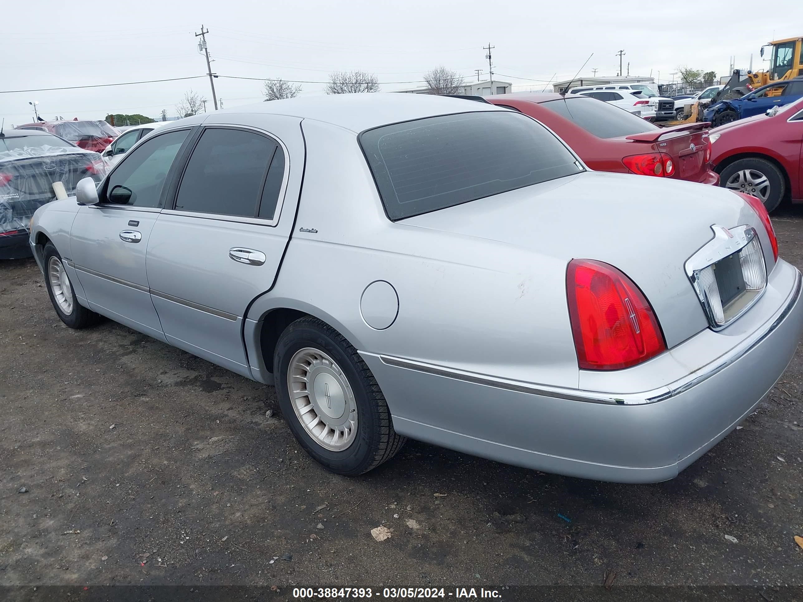 Photo 2 VIN: 1LNHM81W61Y653892 - LINCOLN TOWN CAR 