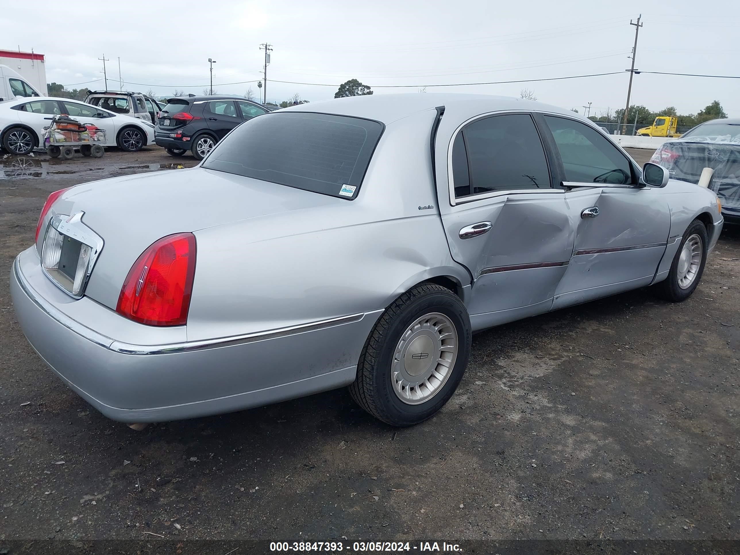 Photo 3 VIN: 1LNHM81W61Y653892 - LINCOLN TOWN CAR 