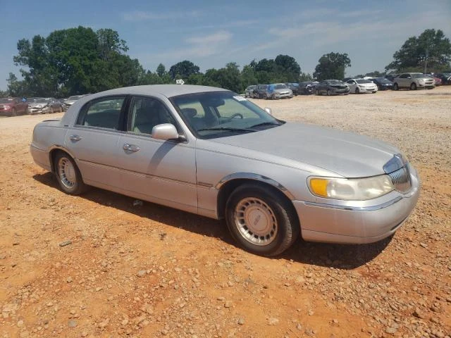 Photo 3 VIN: 1LNHM81W61Y672605 - LINCOLN TOWN CAR E 