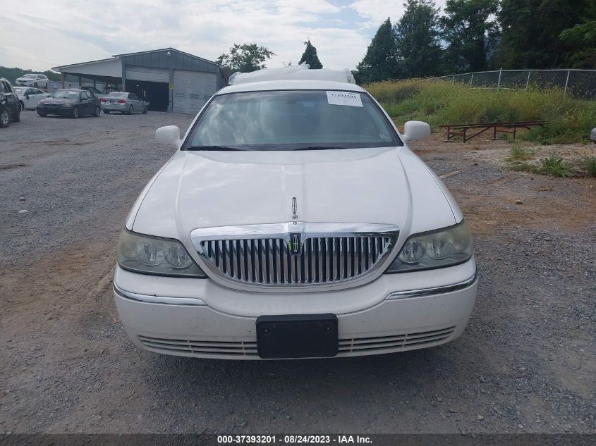 Photo 12 VIN: 1LNHM81W64Y610190 - LINCOLN TOWN CAR 