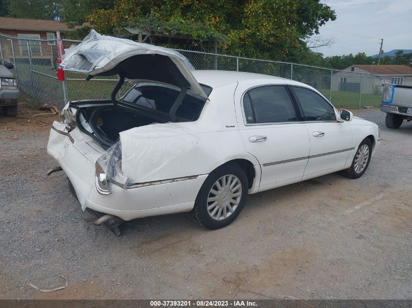 Photo 3 VIN: 1LNHM81W64Y610190 - LINCOLN TOWN CAR 