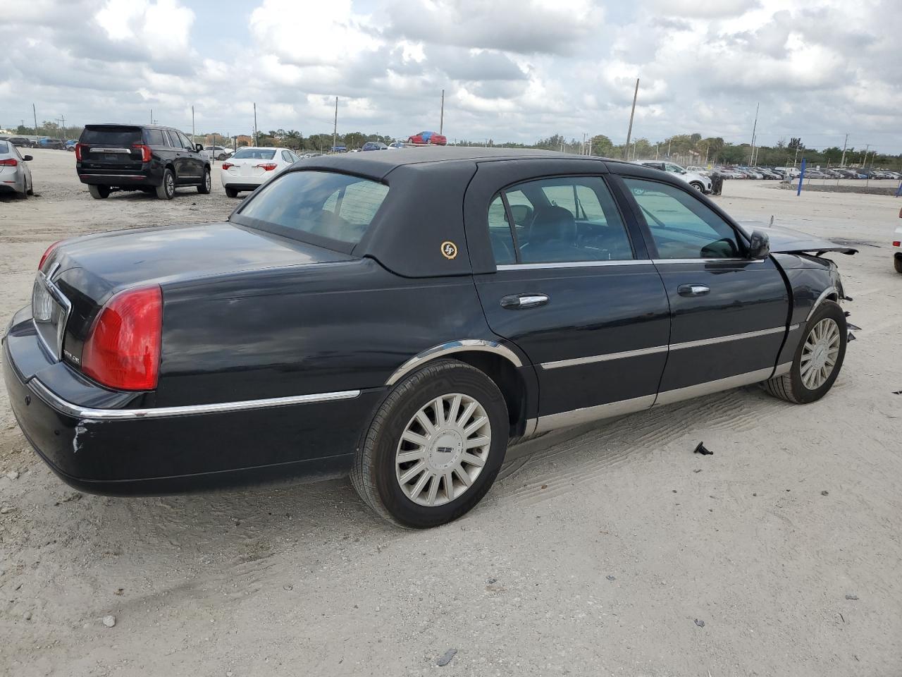 Photo 2 VIN: 1LNHM81W65Y609977 - LINCOLN TOWN CAR 