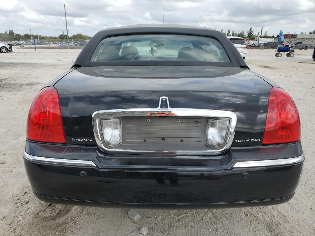 Photo 5 VIN: 1LNHM81W65Y609977 - LINCOLN TOWN CAR 