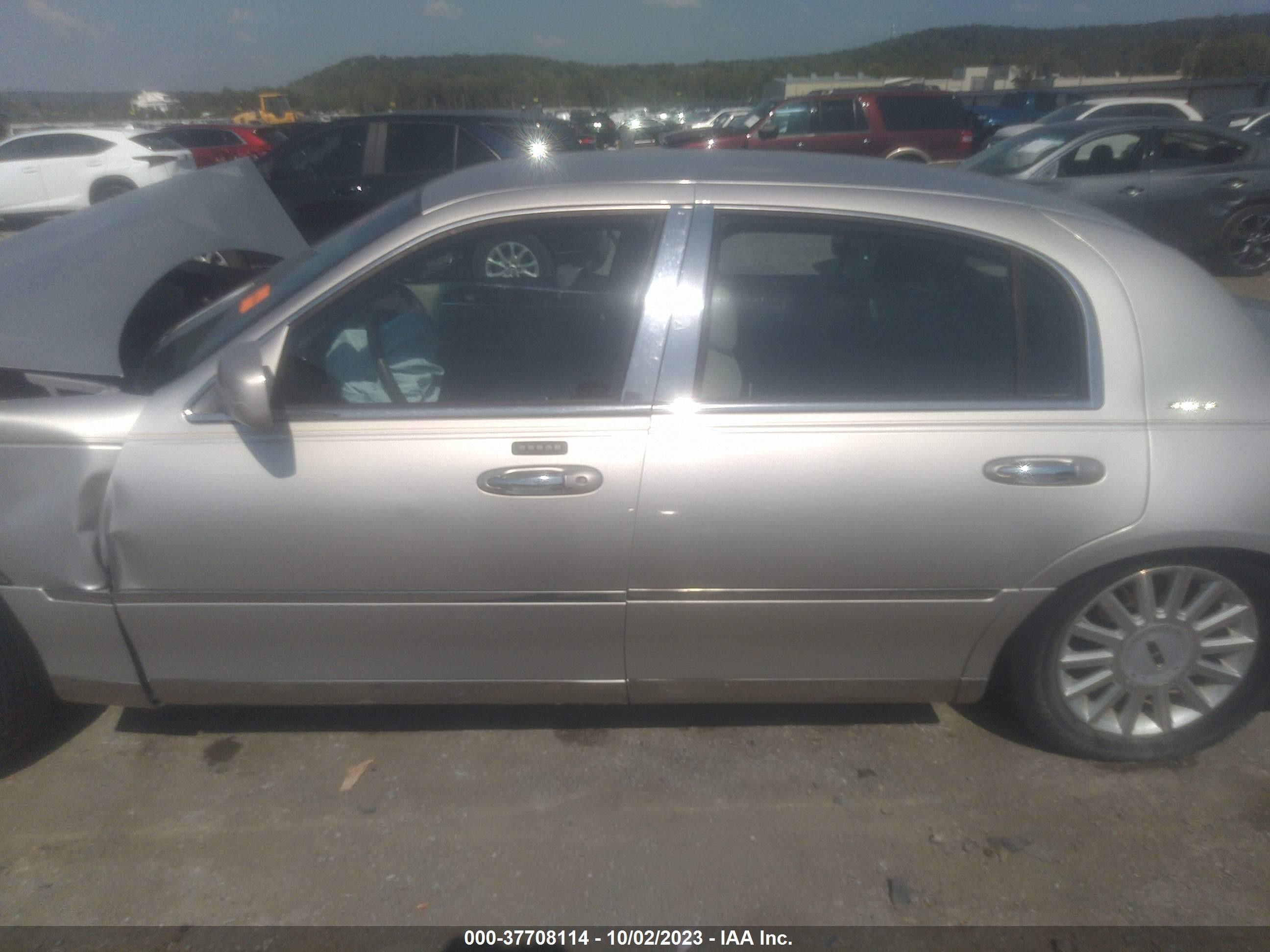 Photo 14 VIN: 1LNHM81W65Y622003 - LINCOLN TOWN CAR 