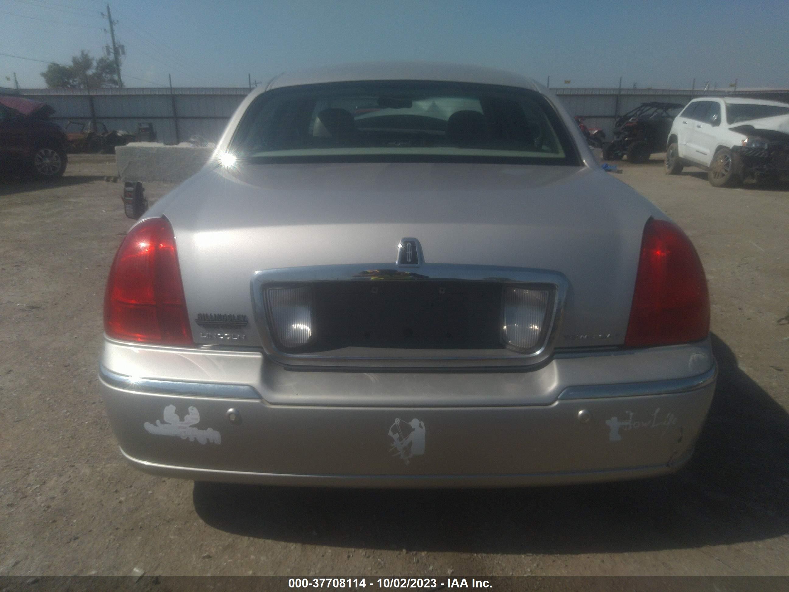 Photo 16 VIN: 1LNHM81W65Y622003 - LINCOLN TOWN CAR 