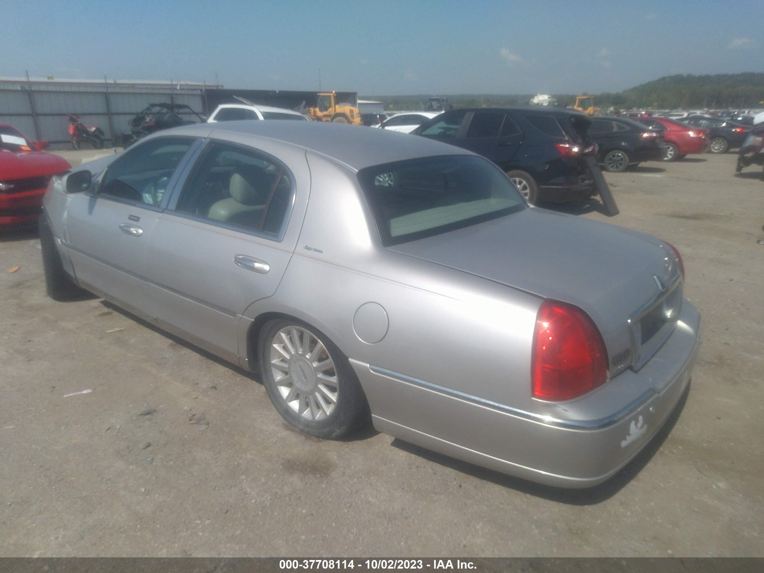 Photo 2 VIN: 1LNHM81W65Y622003 - LINCOLN TOWN CAR 