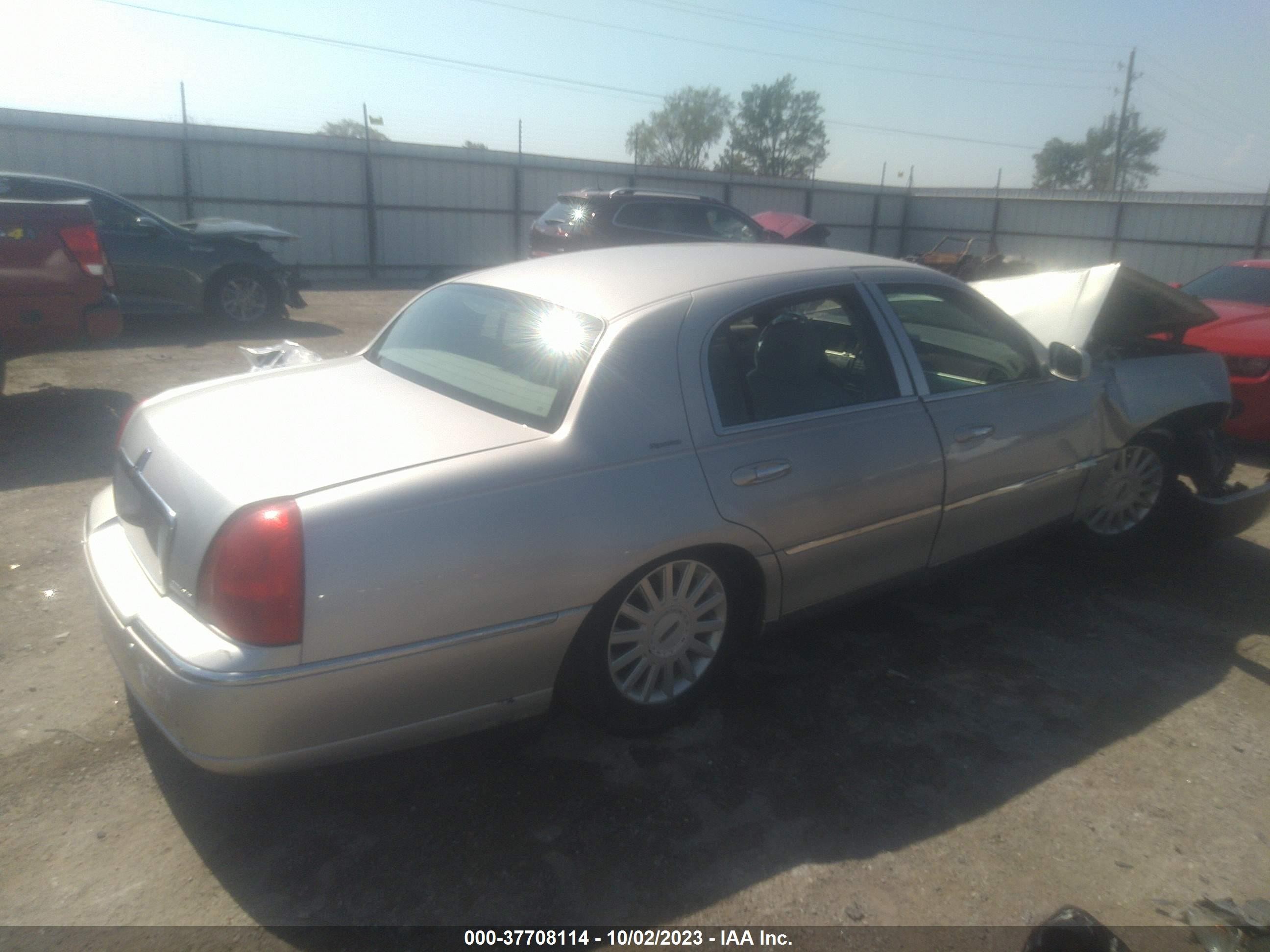 Photo 3 VIN: 1LNHM81W65Y622003 - LINCOLN TOWN CAR 