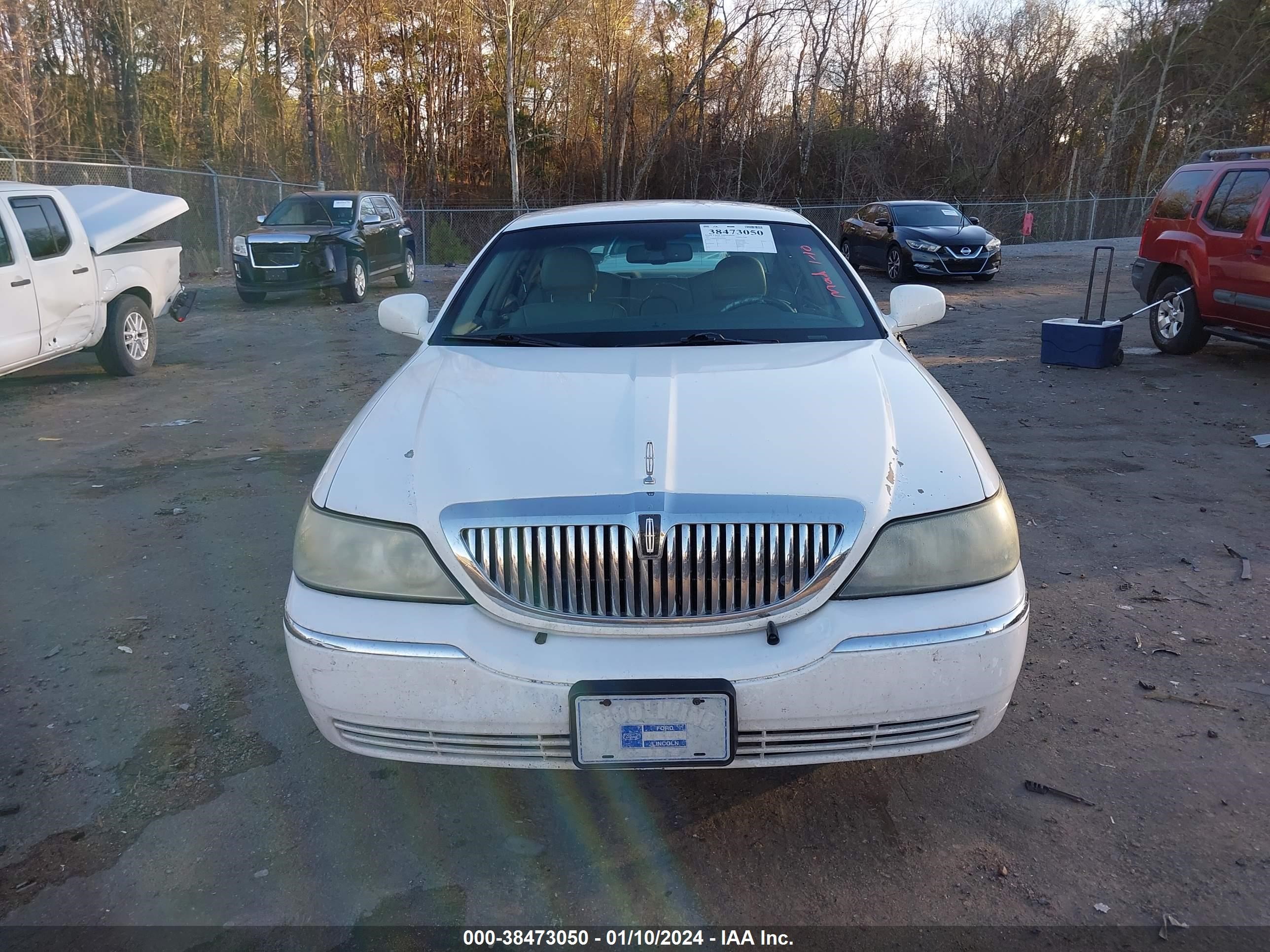 Photo 11 VIN: 1LNHM81W67Y610954 - LINCOLN TOWN CAR 