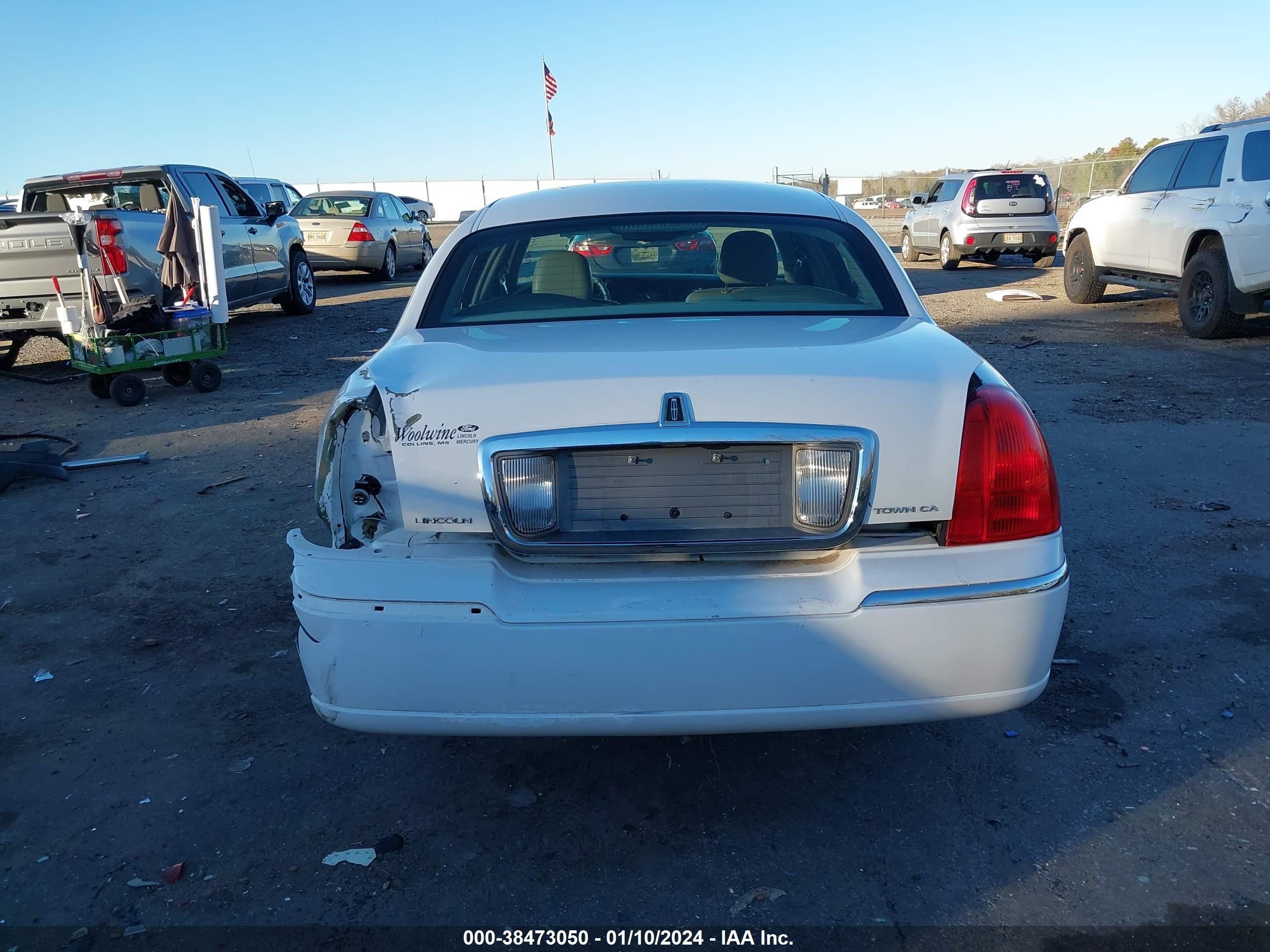 Photo 15 VIN: 1LNHM81W67Y610954 - LINCOLN TOWN CAR 