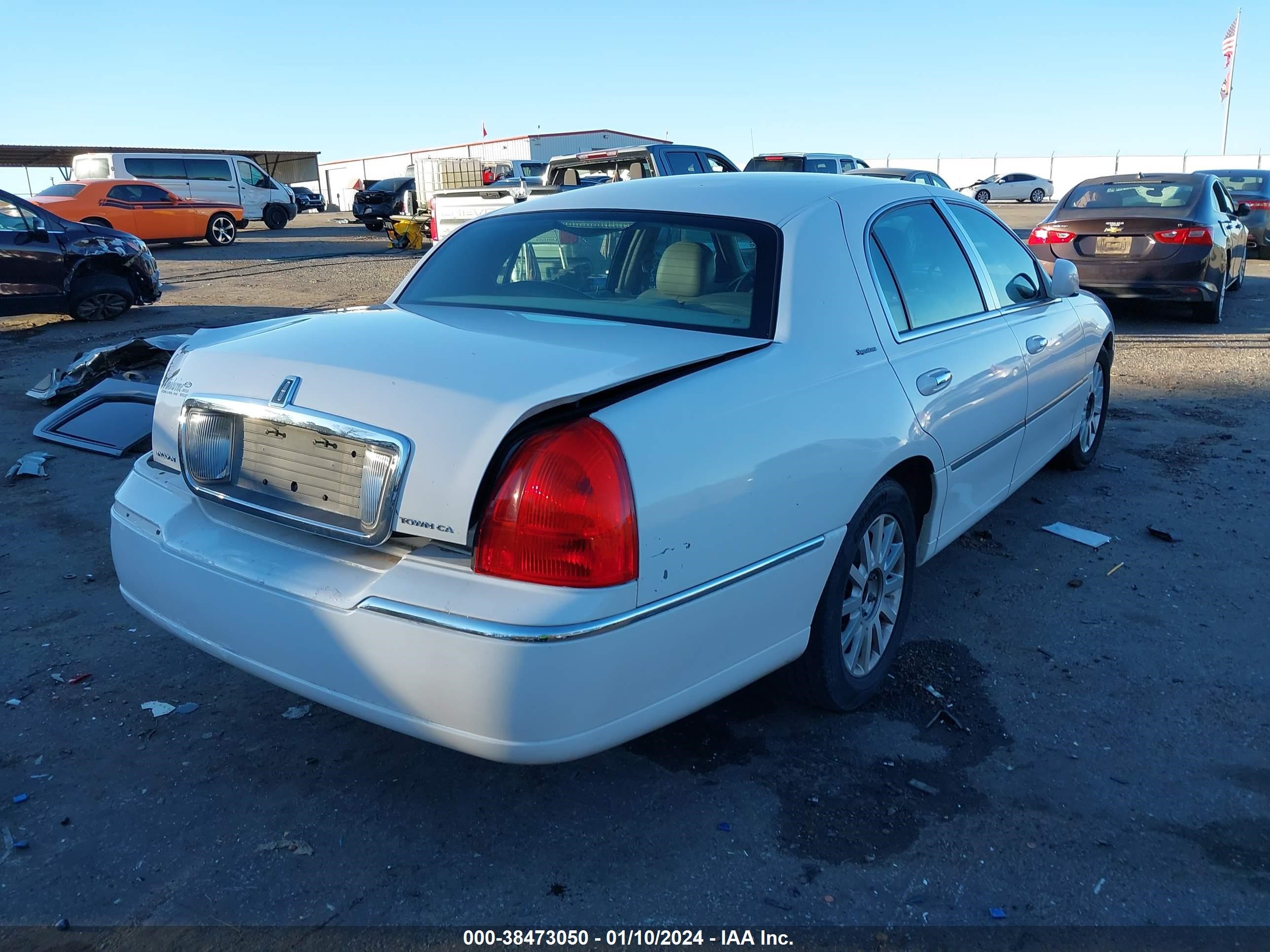 Photo 3 VIN: 1LNHM81W67Y610954 - LINCOLN TOWN CAR 