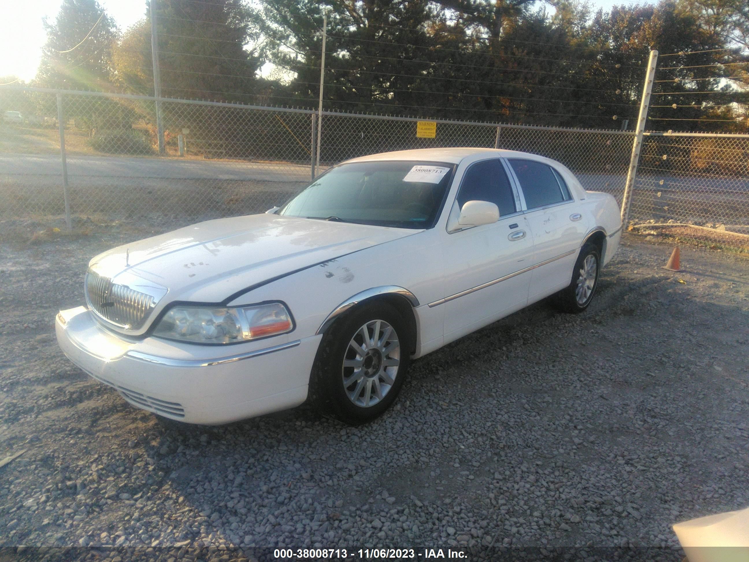 Photo 1 VIN: 1LNHM81W67Y637992 - LINCOLN TOWN CAR 