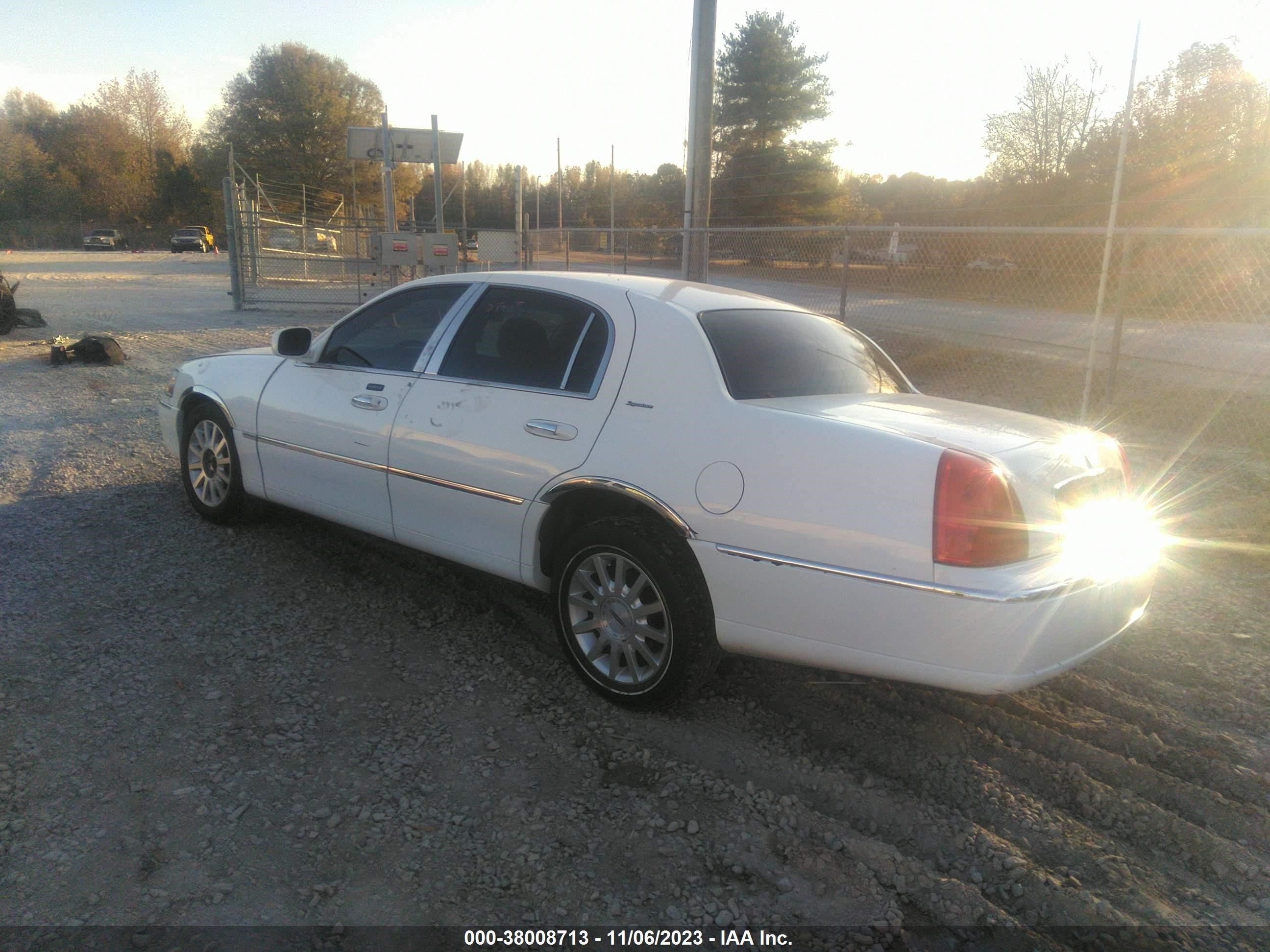 Photo 2 VIN: 1LNHM81W67Y637992 - LINCOLN TOWN CAR 